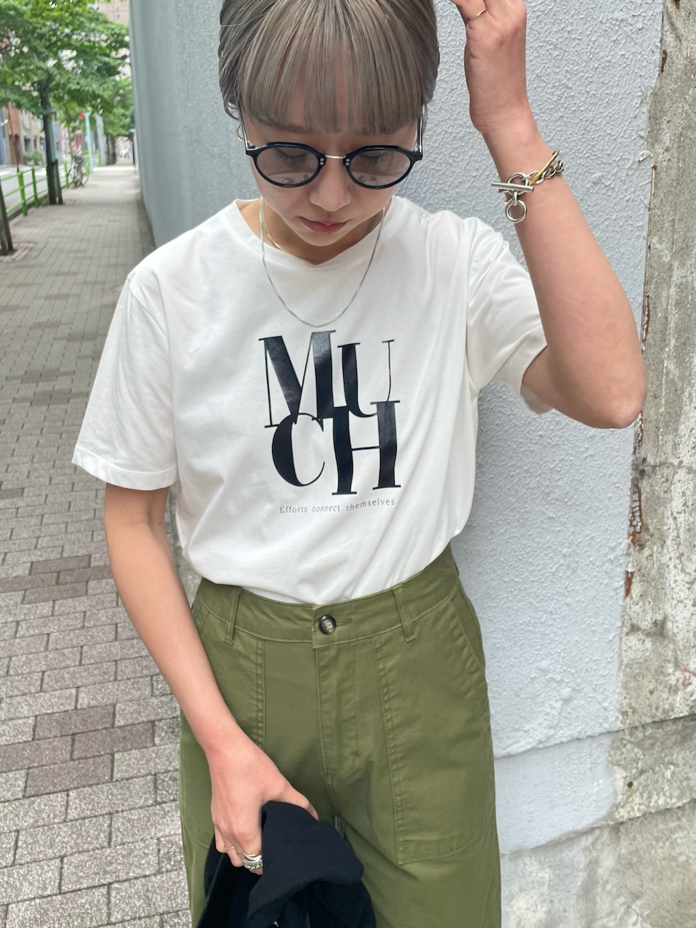 ホワイト系のTシャツ/カットソー、ブラック系のカーディガン/ボレロ、ブラック系のハンドバッグを着用したレディースの夏コーディネートの4枚目の写真