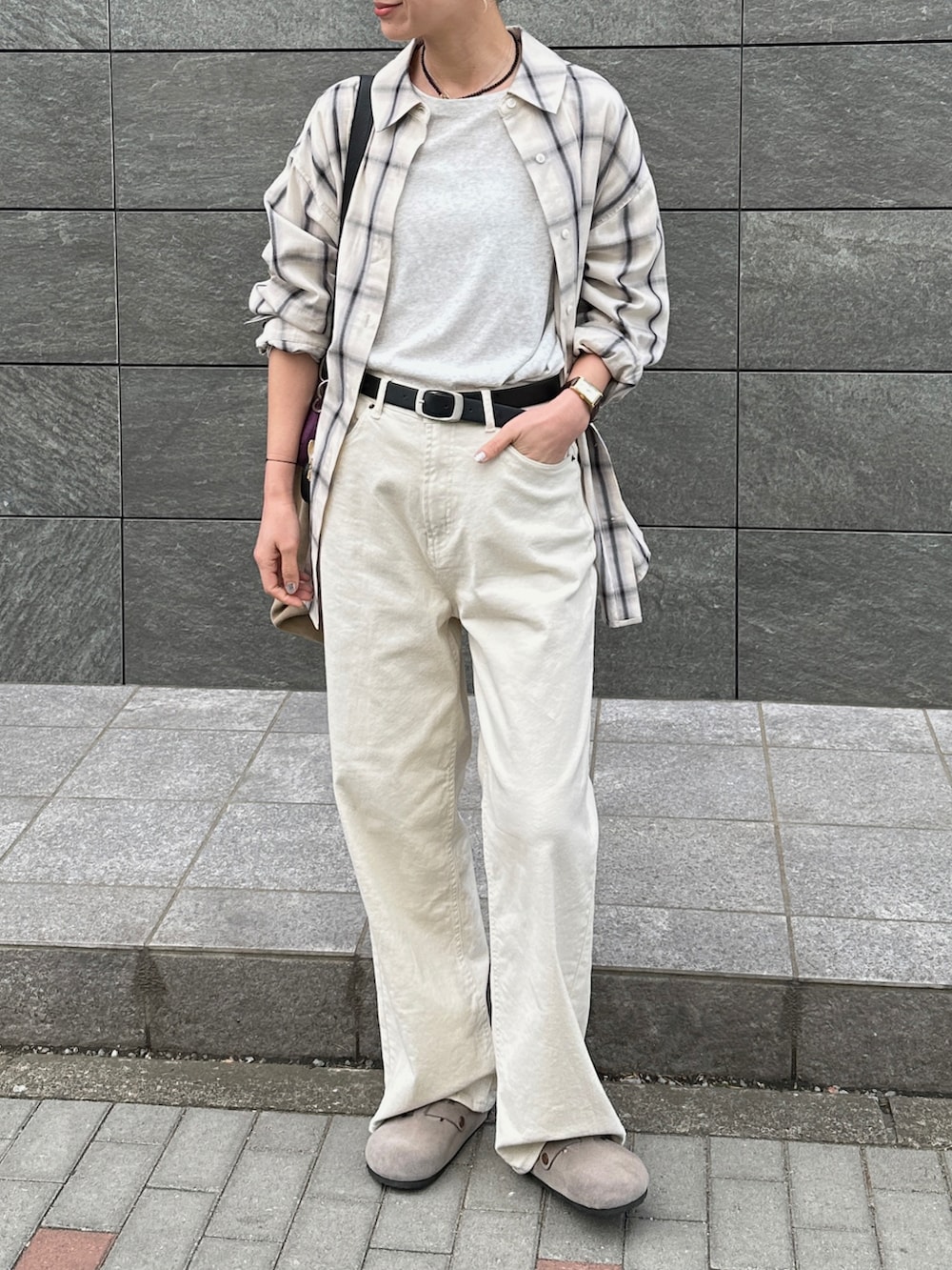 ベージュ系のスリッポン、ホワイト系のシャツ/ブラウス、ベージュ系のTシャツ/カットソーを着用したレディースの春コーディネートの2枚目の写真