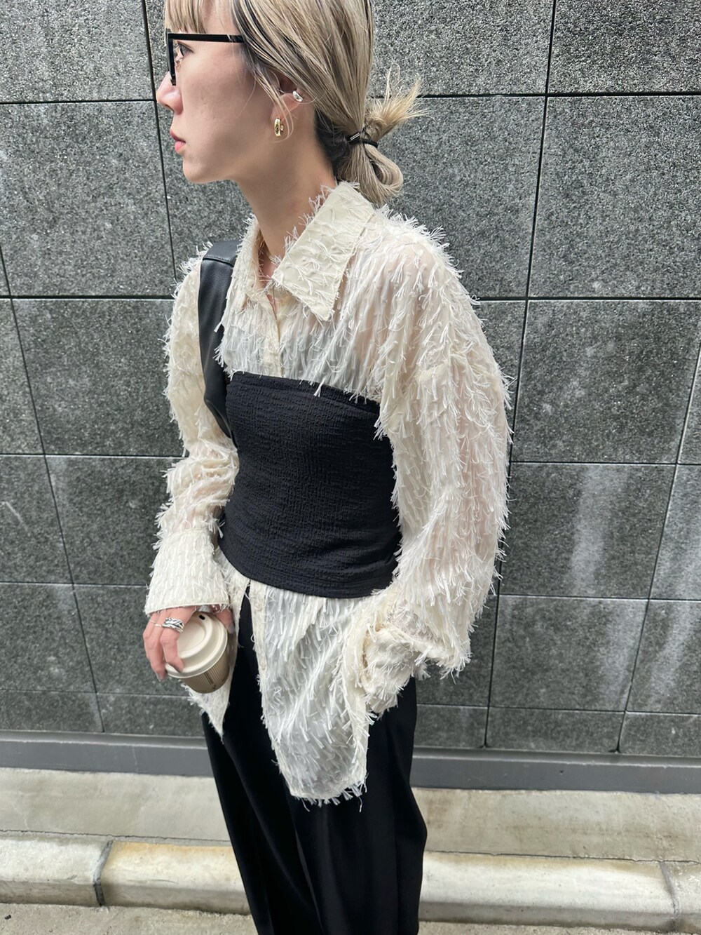 ホワイト系のシャツ/ブラウス、ブラック系のその他トップス、ブラック系のスラックスを着用したレディースの夏コーディネートの4枚目の写真