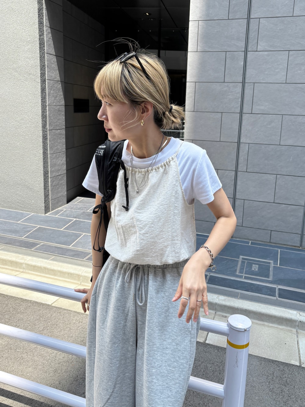 グレー系のその他パンツ、ホワイト系のTシャツ/カットソー、ホワイト系のシャツ/ブラウスを着用したレディースの夏コーディネートの4枚目の写真