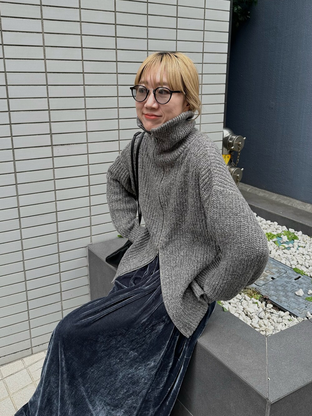 「新星WEARISTAにエントリー、レイヤードスタイル、韓国ファッション、ワンピース、休日スタイル、クリスマスに着たい服、マイベストコーデ2023、お出かけコーデ、きれいめカジュアル、タートルネック、ショルダーバッグ、モノトーン、カーディガン、高身長女子、ビッグシルエット」｜「feepurの【ハンドウォッシャブル】メランジ畦編みジップカーディガン（カーディガン/ボレロ、グレー系）」を使った、YUKAさん（レディース・167cm）の冬コーディネートの5枚目の写真