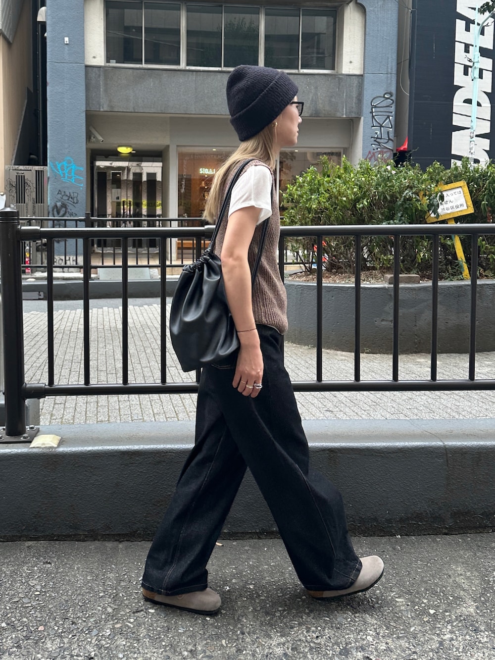 ブラウン系のタンクトップ、ブラック系のデニムパンツ、ホワイト系のTシャツ/カットソーを着用したレディースの夏コーディネートの3枚目の写真