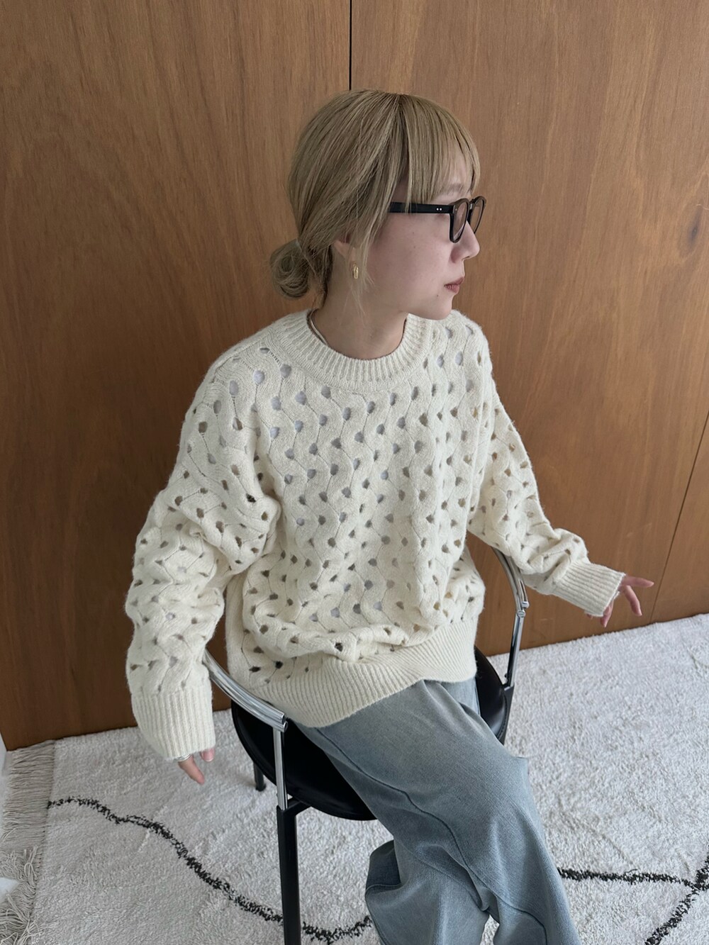 ホワイト系のニット/セーター、ホワイト系のTシャツ/カットソー、ブルー系のデニムパンツを着用したレディースの秋コーディネートの4枚目の写真