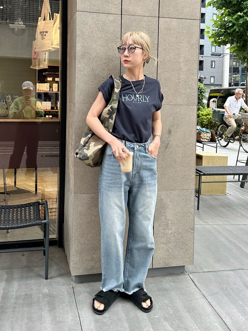 「サングラス、夏だ！Tシャツ着よう！、モノトーン、夏コーデ、休日スタイル、デニム、Coming soon...、ビッグシルエット、韓国ファッション、ロゴT、お出かけコーデ、高身長女子、ママコーデ、トートバッグ、きれいめカジュアル」｜「feepurの捻じりフレンチスリーブロゴTee（Tシャツ/カットソー、ブルー系）」を使った、YUKAさん（レディース・167cm）の夏コーディネートの3枚目の写真