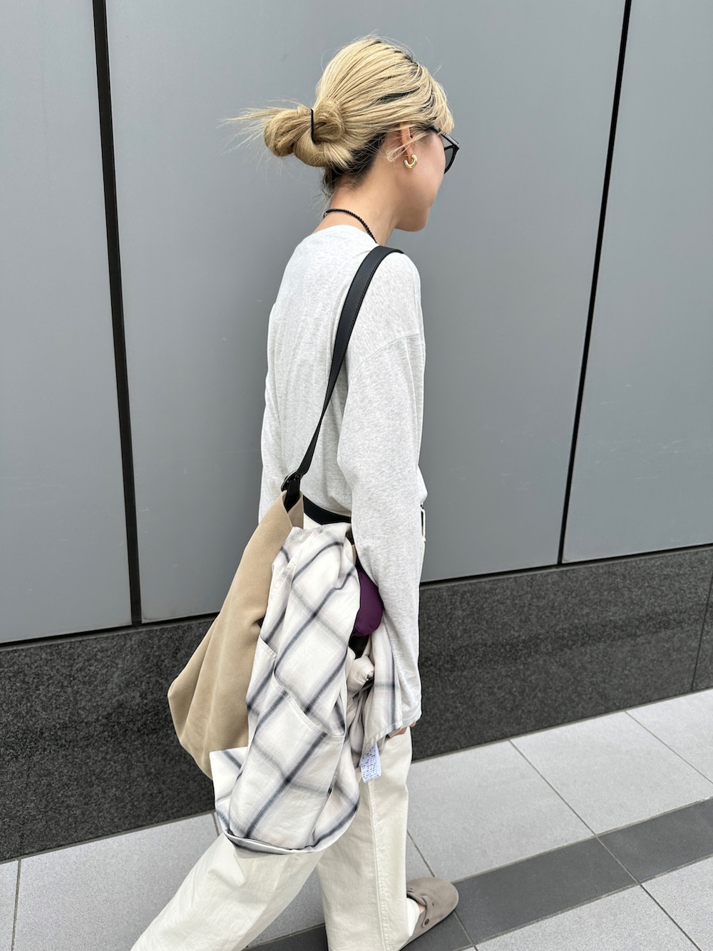 ベージュ系のスリッポン、ホワイト系のシャツ/ブラウス、ベージュ系のTシャツ/カットソーを着用したレディースの春コーディネートの3枚目の写真