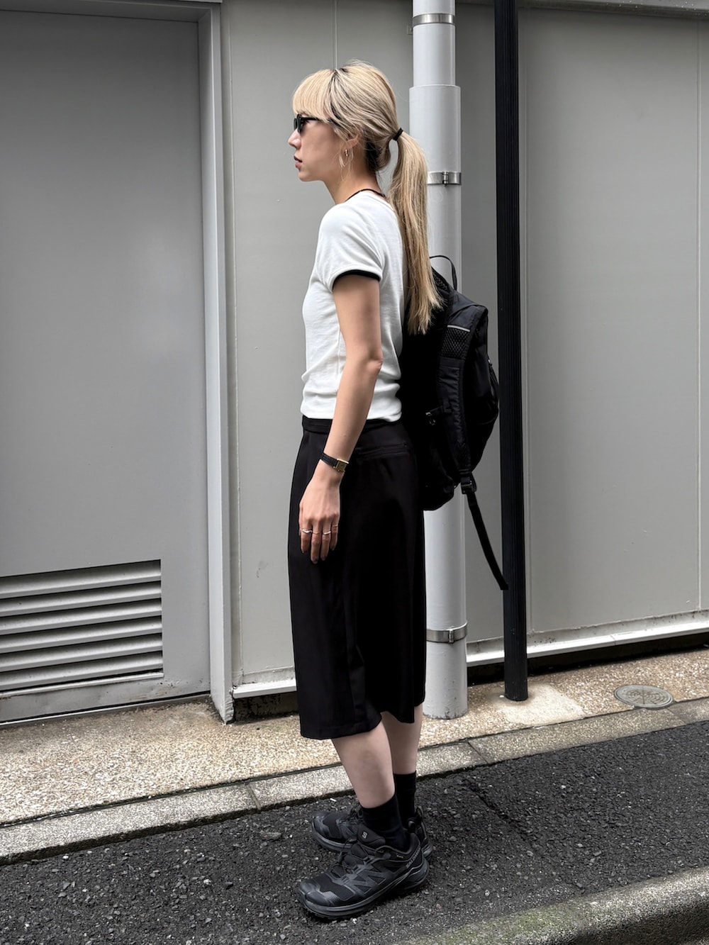 ホワイト系のTシャツ/カットソー、ブラック系のTシャツ/カットソー、ブラック系のその他パンツを着用したレディースの夏コーディネートの2枚目の写真
