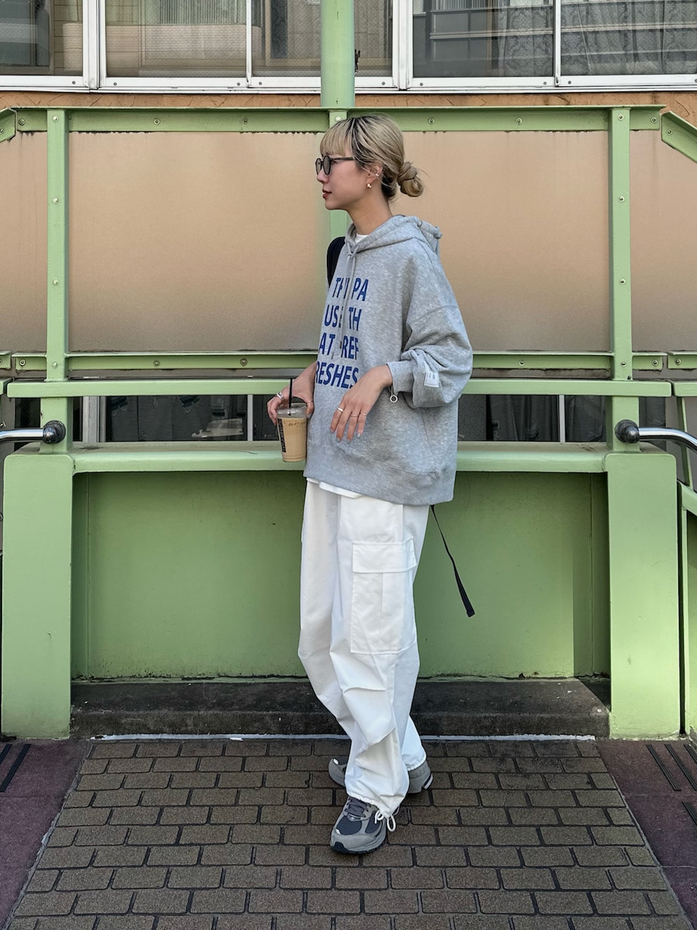 ホワイト系のTシャツ/カットソー、ホワイト系のカーゴパンツ、ブラック系のバックパック/リュックを着用したレディースの秋コーディネートの2枚目の写真