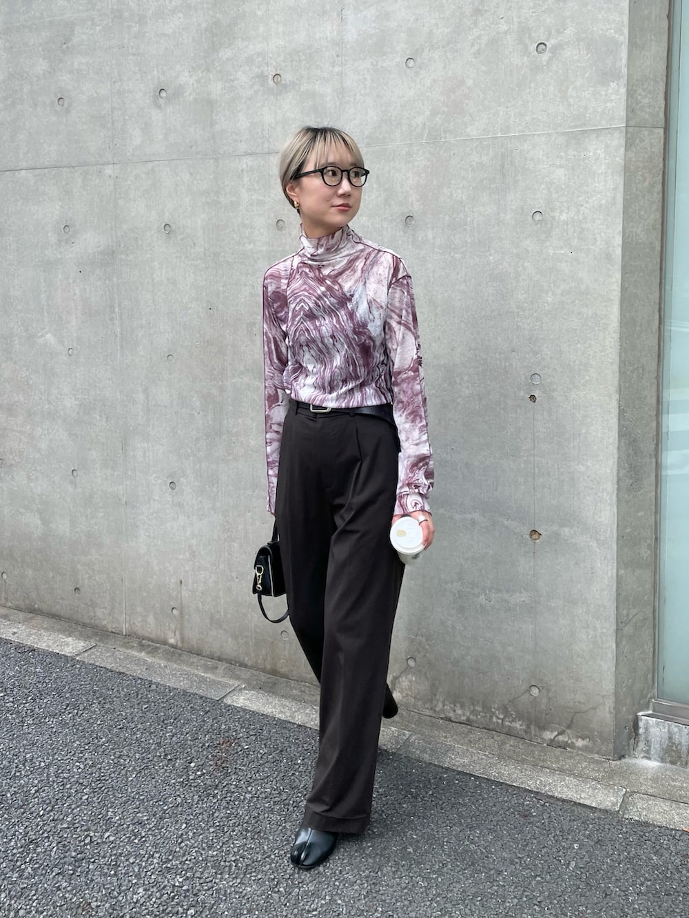 ブラウン系のパンツ、ホワイト系のノーカラーコート、レッド系のTシャツ/カットソーを着用したレディースの秋コーディネートの3枚目の写真