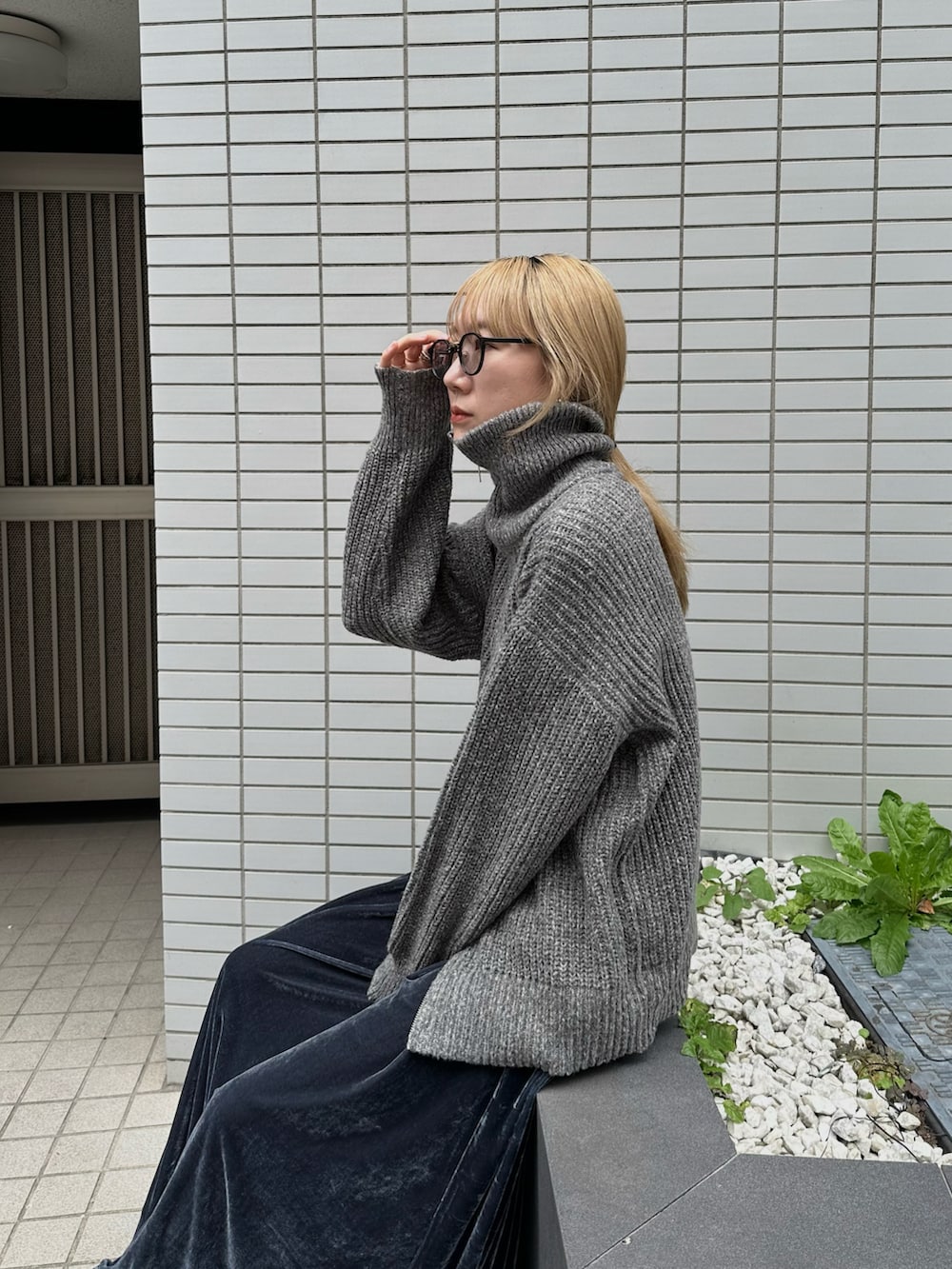 「新星WEARISTAにエントリー、レイヤードスタイル、韓国ファッション、ワンピース、休日スタイル、クリスマスに着たい服、マイベストコーデ2023、お出かけコーデ、きれいめカジュアル、タートルネック、ショルダーバッグ、モノトーン、カーディガン、高身長女子、ビッグシルエット」｜「feepurの【ハンドウォッシャブル】メランジ畦編みジップカーディガン（カーディガン/ボレロ、グレー系）」を使った、YUKAさん（レディース・167cm）の冬コーディネートの4枚目の写真