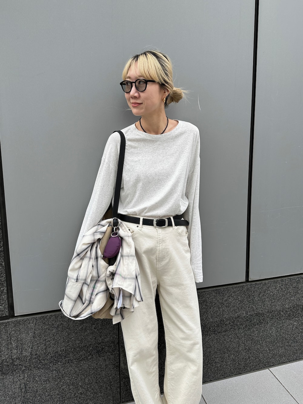 ベージュ系のスリッポン、ホワイト系のシャツ/ブラウス、ベージュ系のTシャツ/カットソーを着用したレディースの春コーディネートの4枚目の写真