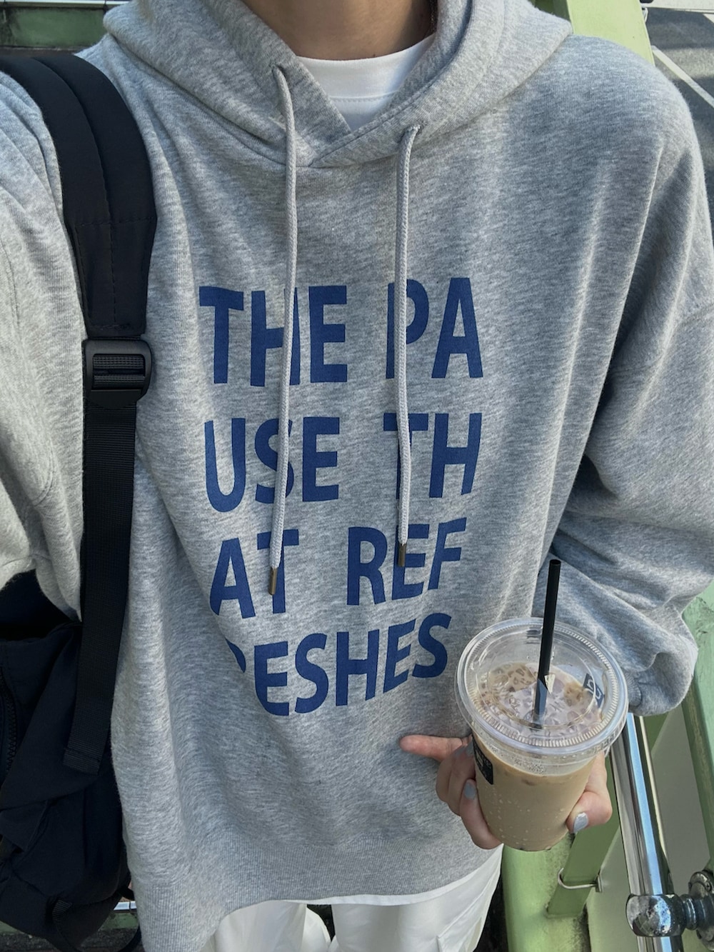 ホワイト系のTシャツ/カットソー、ホワイト系のカーゴパンツ、ブラック系のバックパック/リュックを着用したレディースの秋コーディネートの5枚目の写真