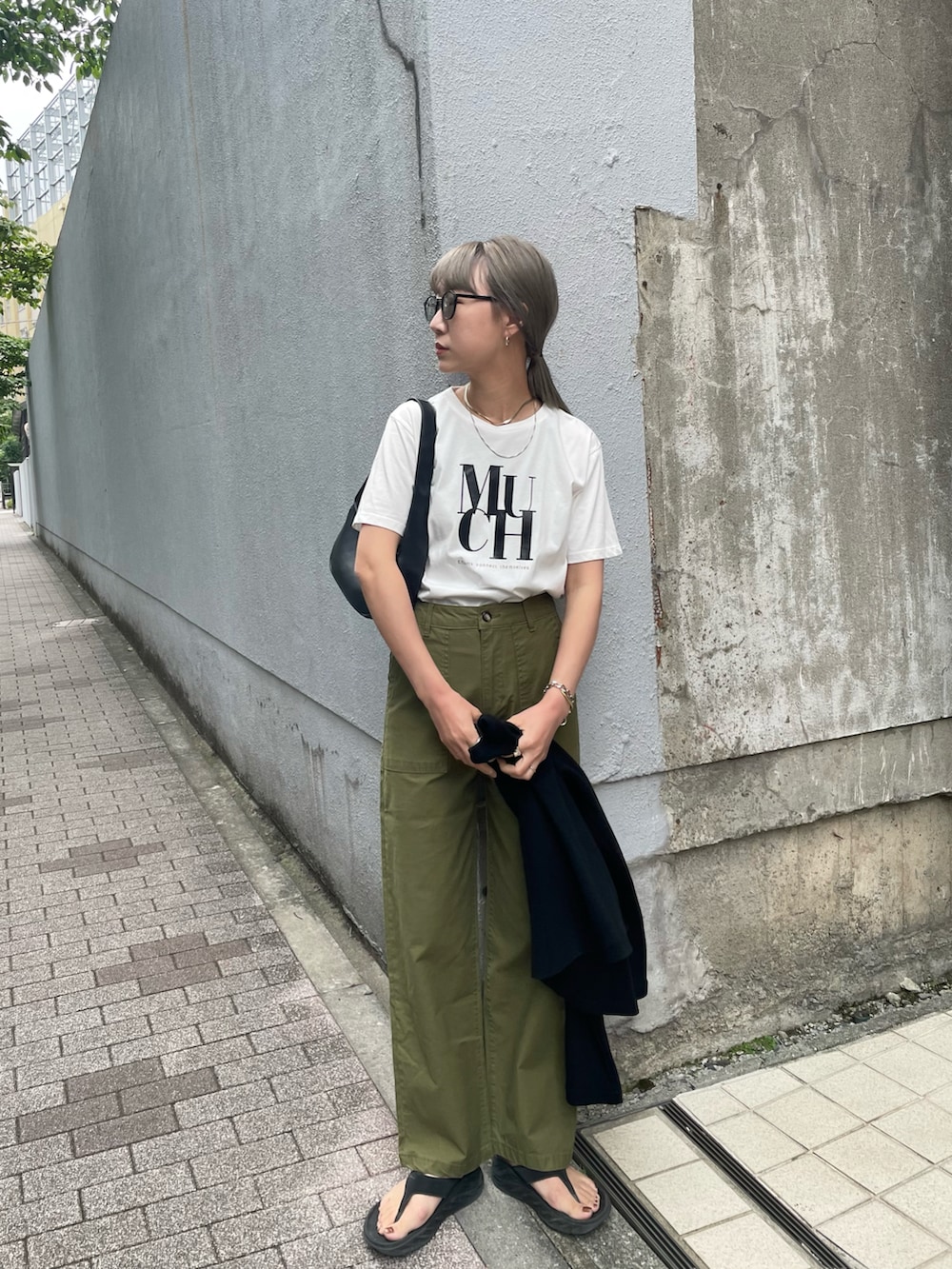 ホワイト系のTシャツ/カットソー、ブラック系のカーディガン/ボレロ、ブラック系のハンドバッグを着用したレディースの夏コーディネートの2枚目の写真