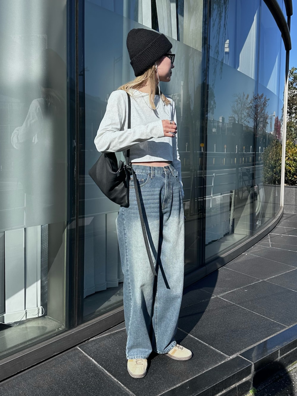 「クリスマスに着たい服、最近のいい感じコーデ、冬アウター、韓国ファッション、モノトーン、デニム、ニット帽、テーマパークコーデ、ファー、マイベストコーデ2024、冬コーデ、休日スタイル、きれいめカジュアル、スニーカー、高身長女子」｜「feepurのフェイクファーショートコート（その他アウター、グレー系）」を使った、YUKAさん（レディース・167cm）の冬コーディネートの3枚目の写真