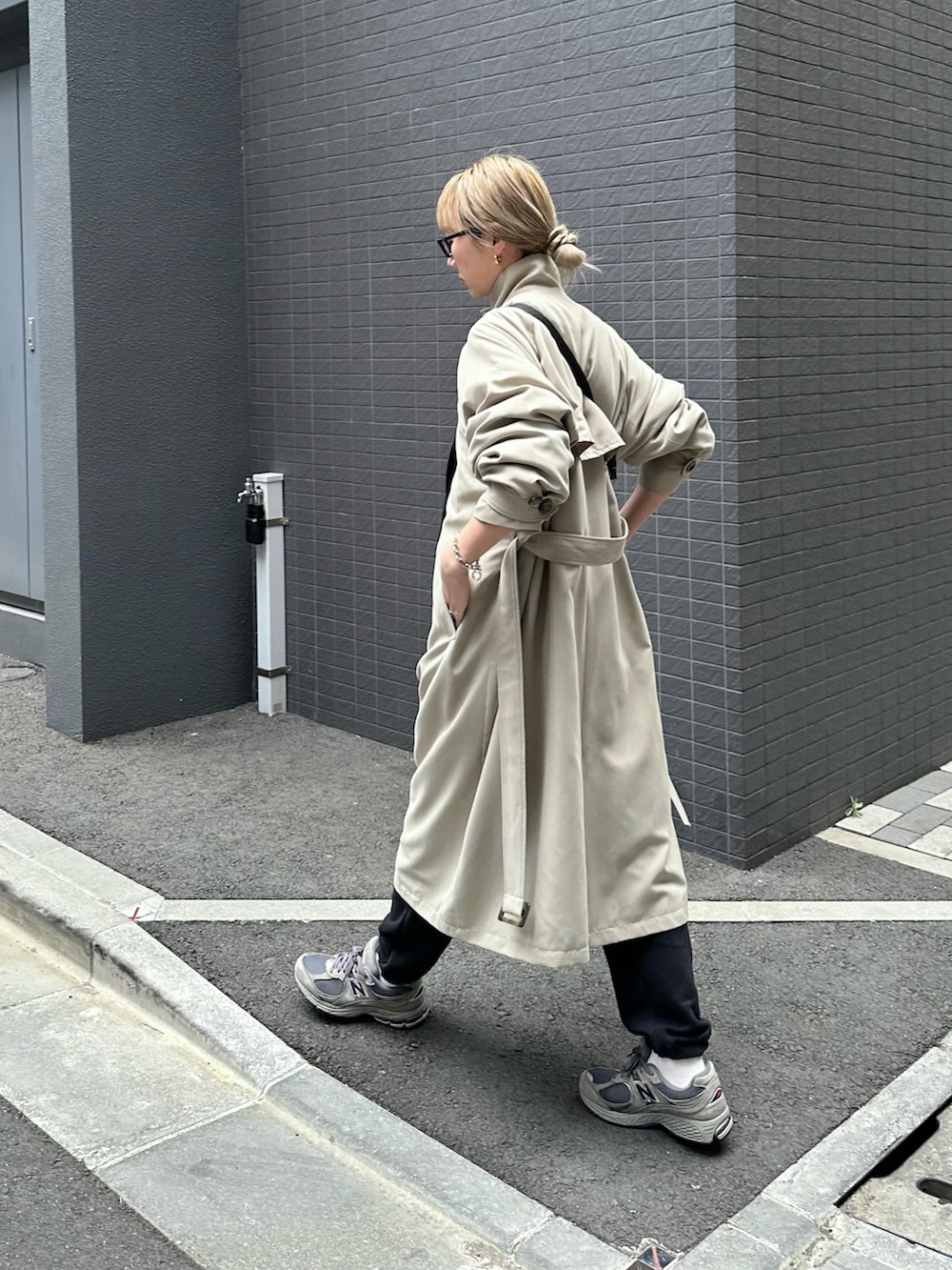 「春アウター、シンプルコーデ、きれいめカジュアル、大人カジュアル、トレンチコート、ロングコート、ショルダーバッグ、スウェットパンツ、ニューバランス、スニーカー、高身長女子、ママコーデ、メガネ女子、休日スタイル、春コーデ」｜「feepurのスタンドカラートレンチコート（トレンチコート、グリーン系）」を使った、YUKAさん（レディース・167cm）の冬コーディネートの3枚目の写真