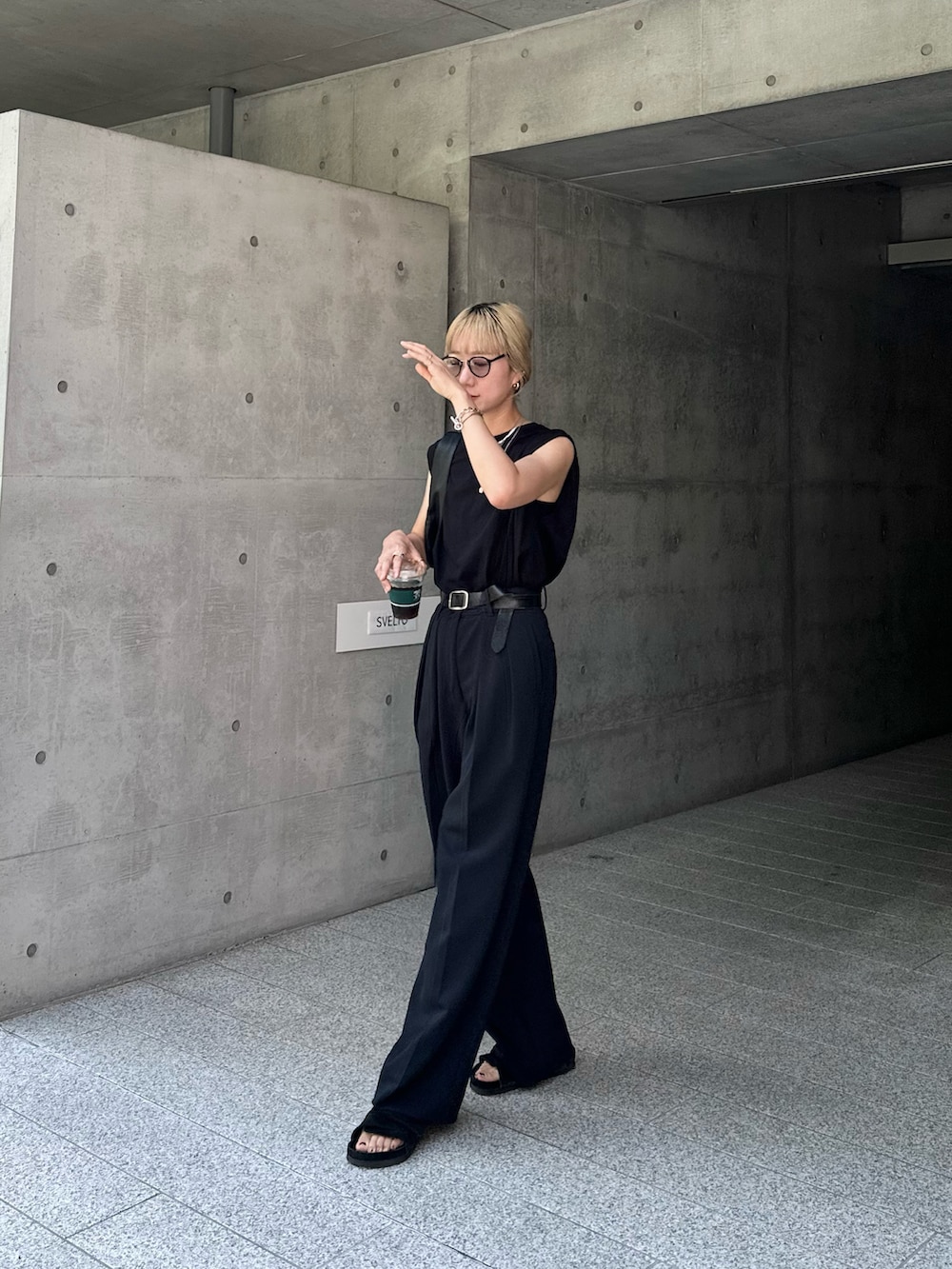 ブラック系のタンクトップ、ブラック系のその他パンツ、ブラック系のサンダルを着用したレディースの夏コーディネートの4枚目の写真