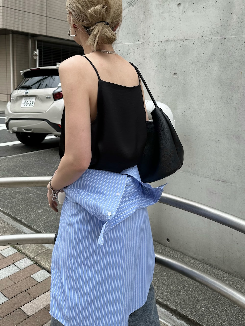 ブラック系のその他トップス、ブルー系のシャツ/ブラウス、ブルー系のデニムパンツを着用したレディースの春コーディネートの5枚目の写真