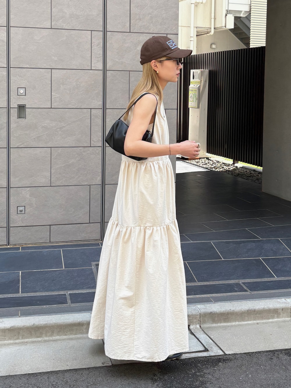 「夏コーデ、ノースリーブ、韓国ファッション、サングラス、スニーカー、ショルダーバッグ、お出かけコーデ、ワンピース、休日スタイル、キャップ、デートコーデ、ティアードワンピース、シンプルコーデ、淡色コーデ、高身長女子」｜「feepurのタフタティアードワンピース（ワンピース、ホワイト系）」を使った、YUKAさん（骨格ウェーブ・レディース・167cm）の夏コーディネートの3枚目の写真