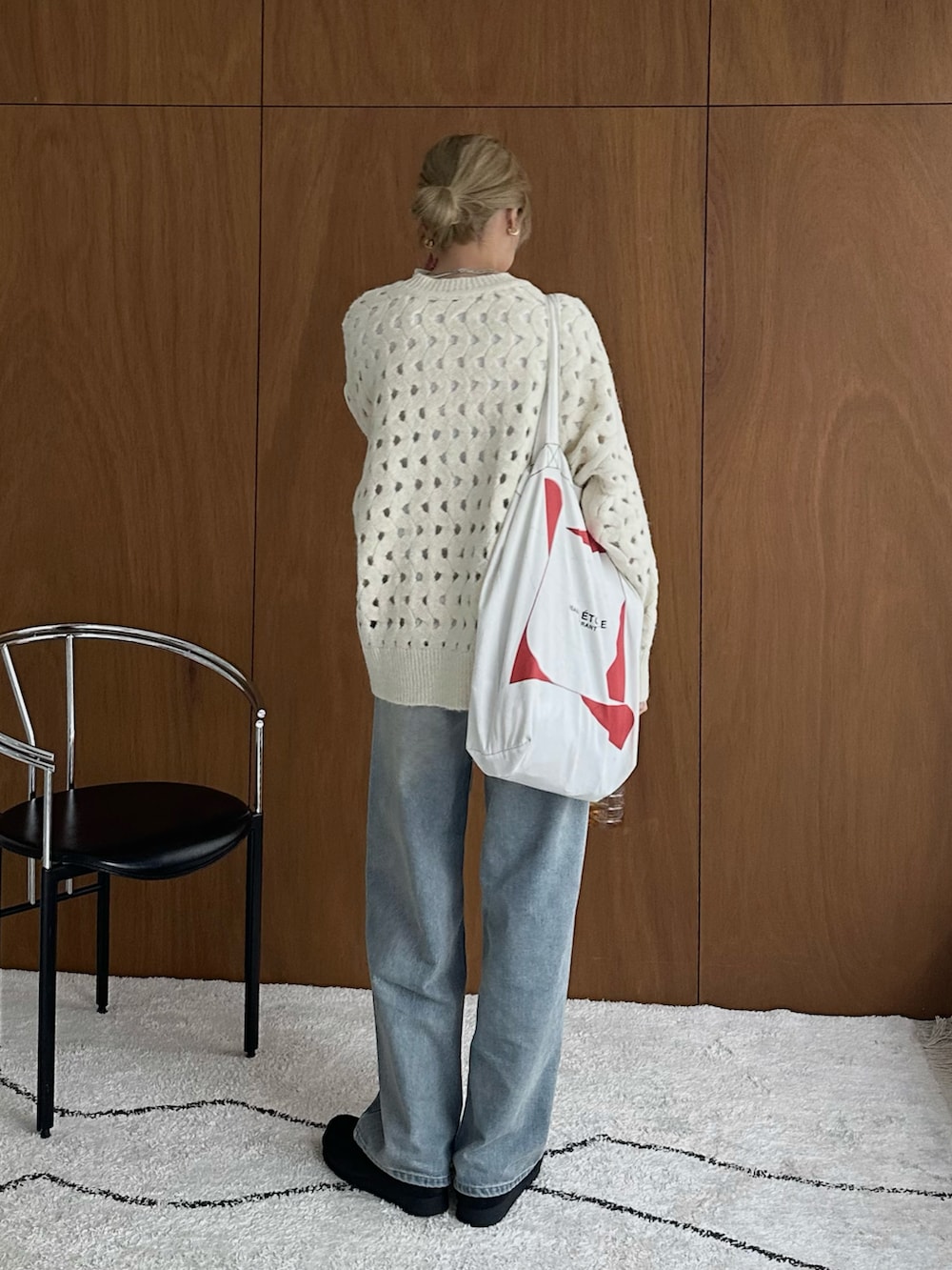 ホワイト系のニット/セーター、ホワイト系のTシャツ/カットソー、ブルー系のデニムパンツを着用したレディースの秋コーディネートの2枚目の写真