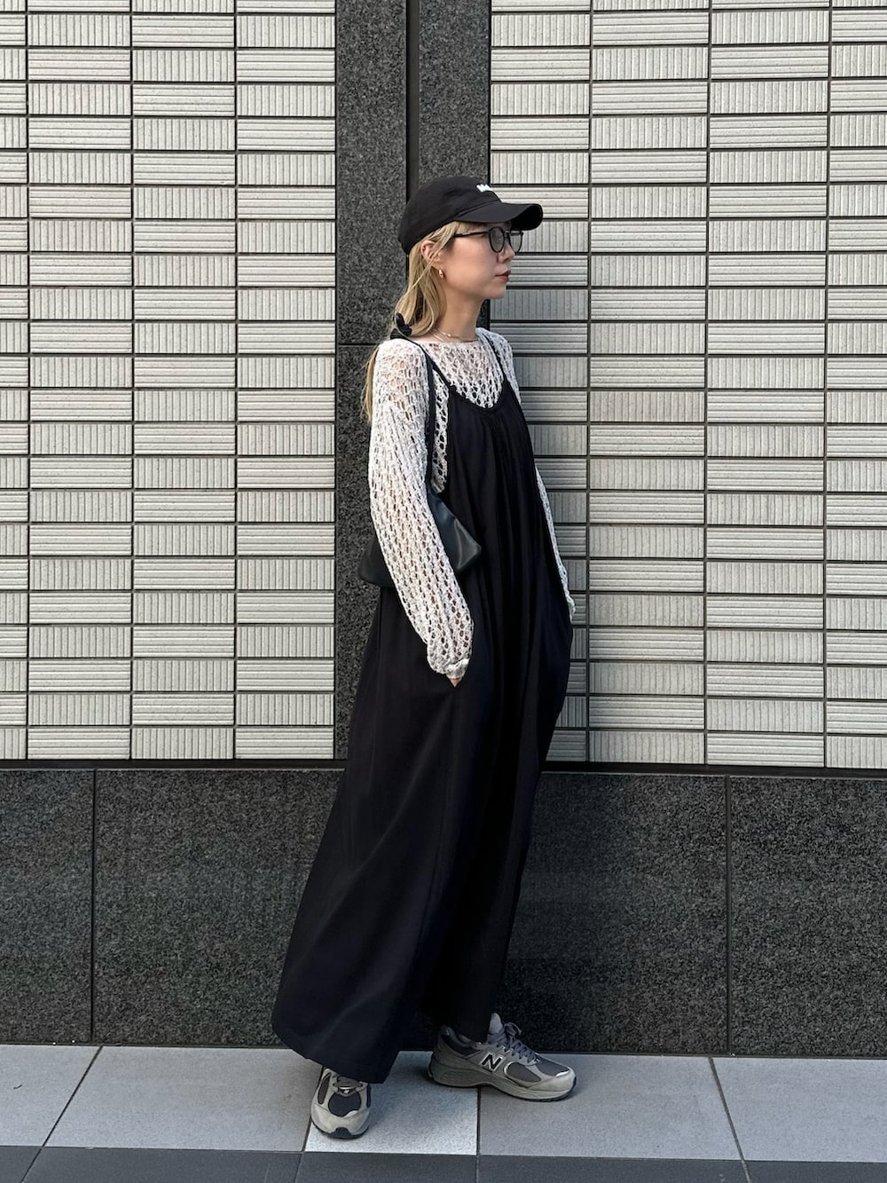 ホワイト系のニット/セーター、ブラック系のワンピース、グレー系のスニーカーを着用したレディースの夏コーディネートの4枚目の写真