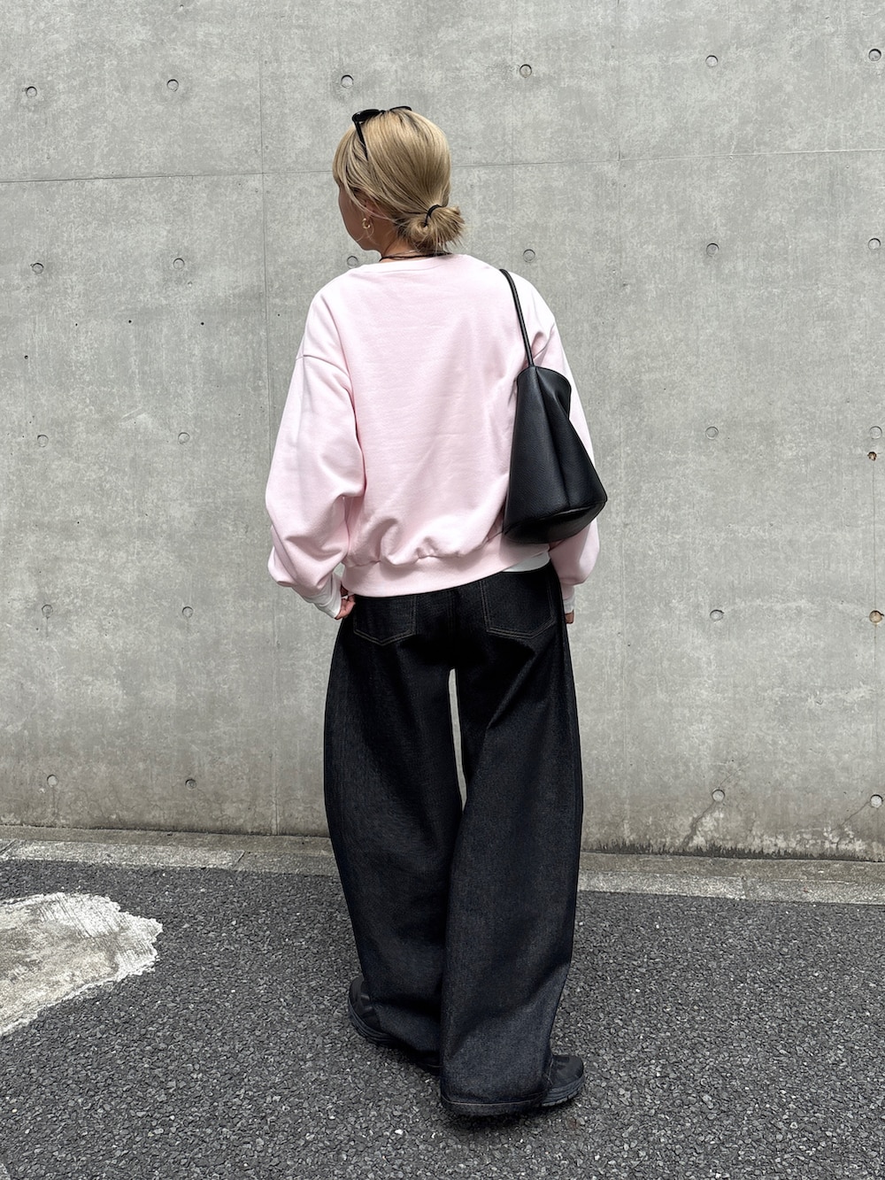 ピンク系のスウェット、ホワイト系のTシャツ/カットソー、ブラック系のデニムパンツを着用したレディースの秋コーディネートの4枚目の写真
