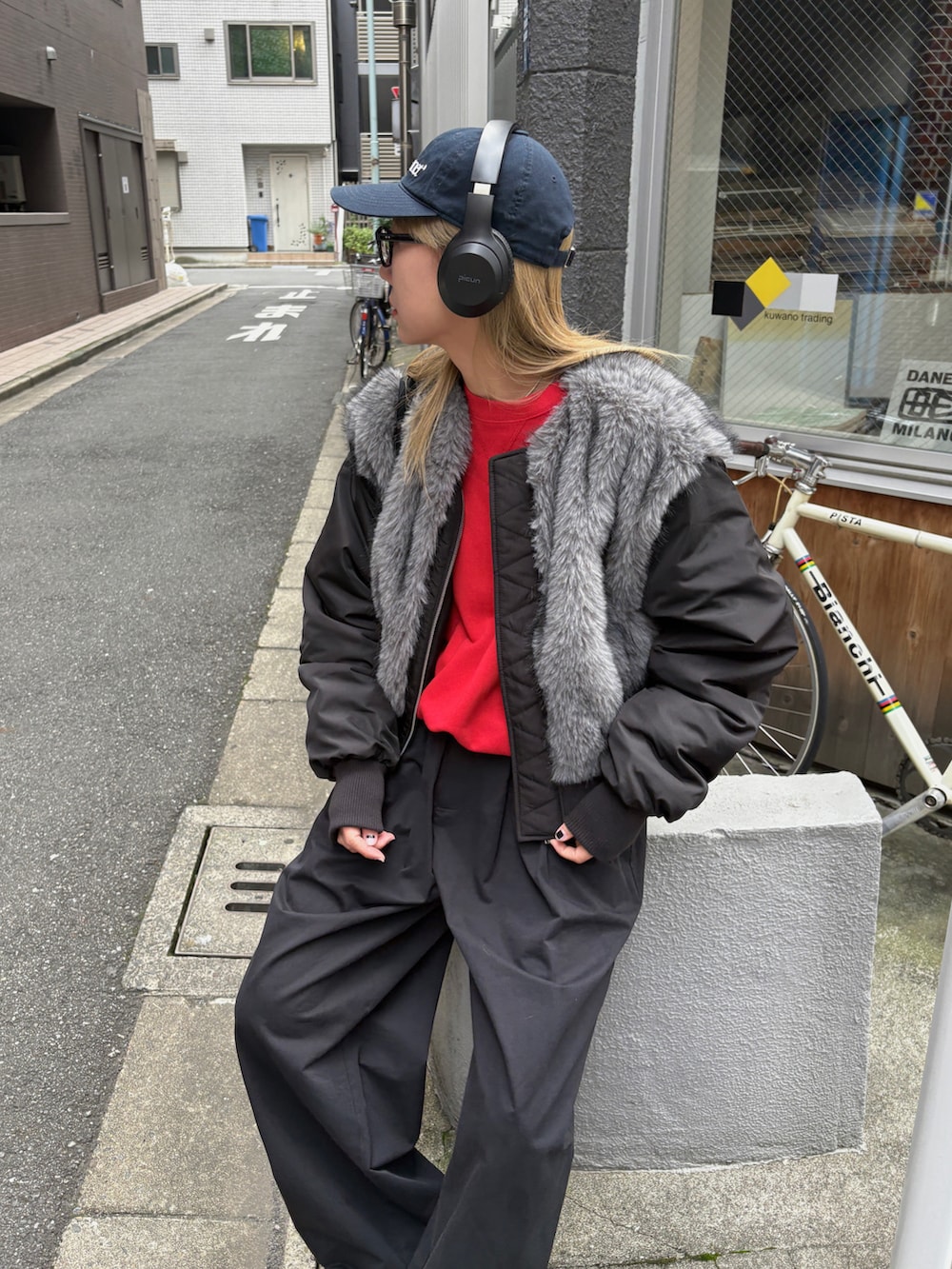 ブラック系のMA-1、レッド系のスウェット、ホワイト系のTシャツ/カットソーを着用したレディースの秋コーディネートの4枚目の写真