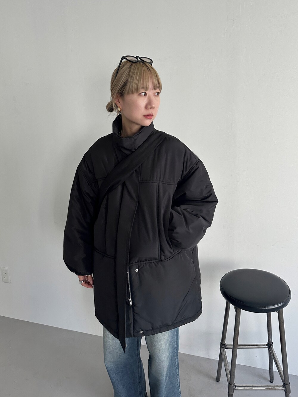 ブラック系のその他アウター、ブルー系のデニムパンツ、ブラック系のショルダーバッグを着用したレディースの冬コーディネートの4枚目の写真