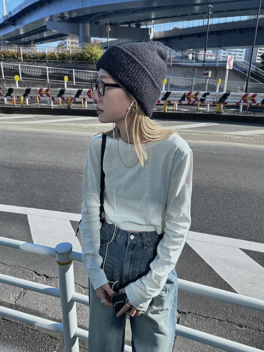 「クリスマスに着たい服、最近のいい感じコーデ、冬アウター、韓国ファッション、モノトーン、デニム、ニット帽、テーマパークコーデ、ファー、マイベストコーデ2024、冬コーデ、休日スタイル、きれいめカジュアル、スニーカー、高身長女子」｜「feepurのフェイクファーショートコート（その他アウター、グレー系）」を使った、YUKAさん（レディース・167cm）の冬コーディネートの4枚目の写真