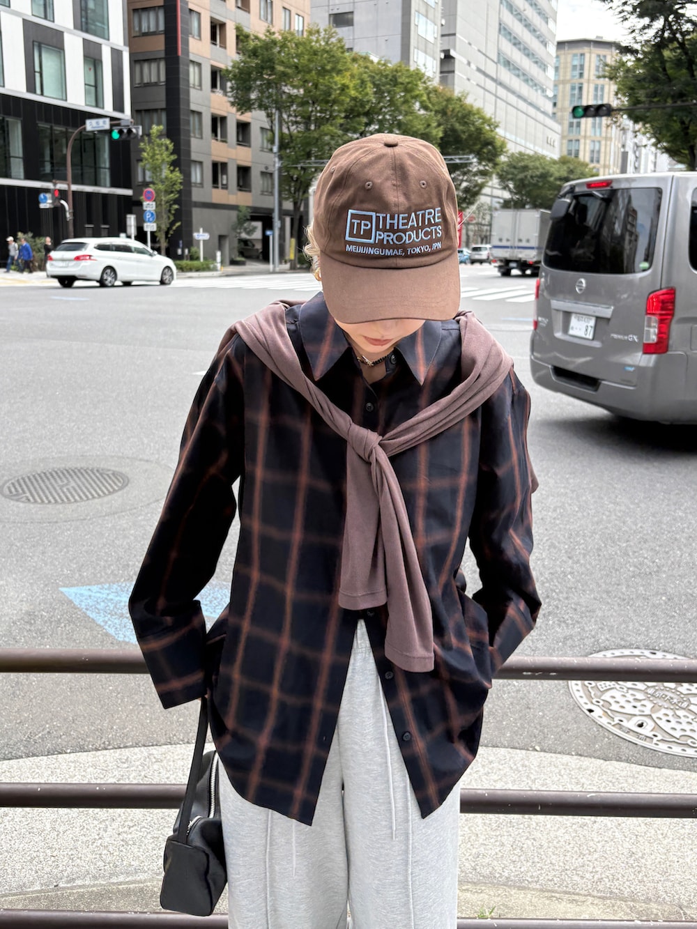 グレー系のスウェットパンツ、ブラック系のショルダーバッグ、ブルー系のシャツ/ブラウスを着用したレディースの秋コーディネートの4枚目の写真