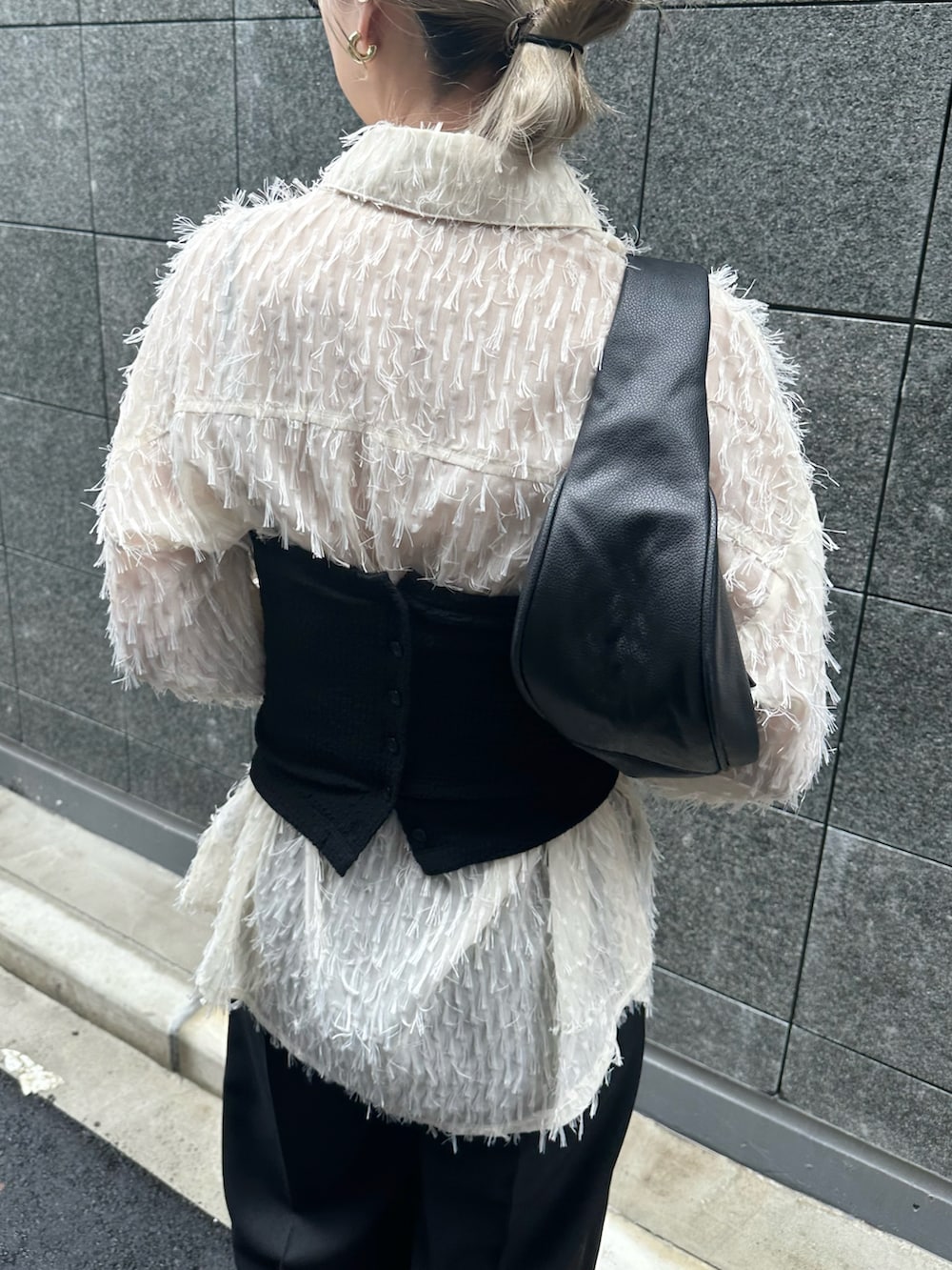 ホワイト系のシャツ/ブラウス、ブラック系のその他トップス、ブラック系のスラックスを着用したレディースの夏コーディネートの5枚目の写真