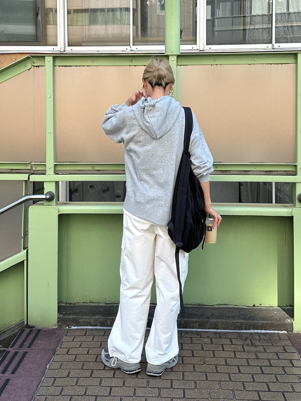 ホワイト系のTシャツ/カットソー、ホワイト系のカーゴパンツ、ブラック系のバックパック/リュックを着用したレディースの秋コーディネートの3枚目の写真