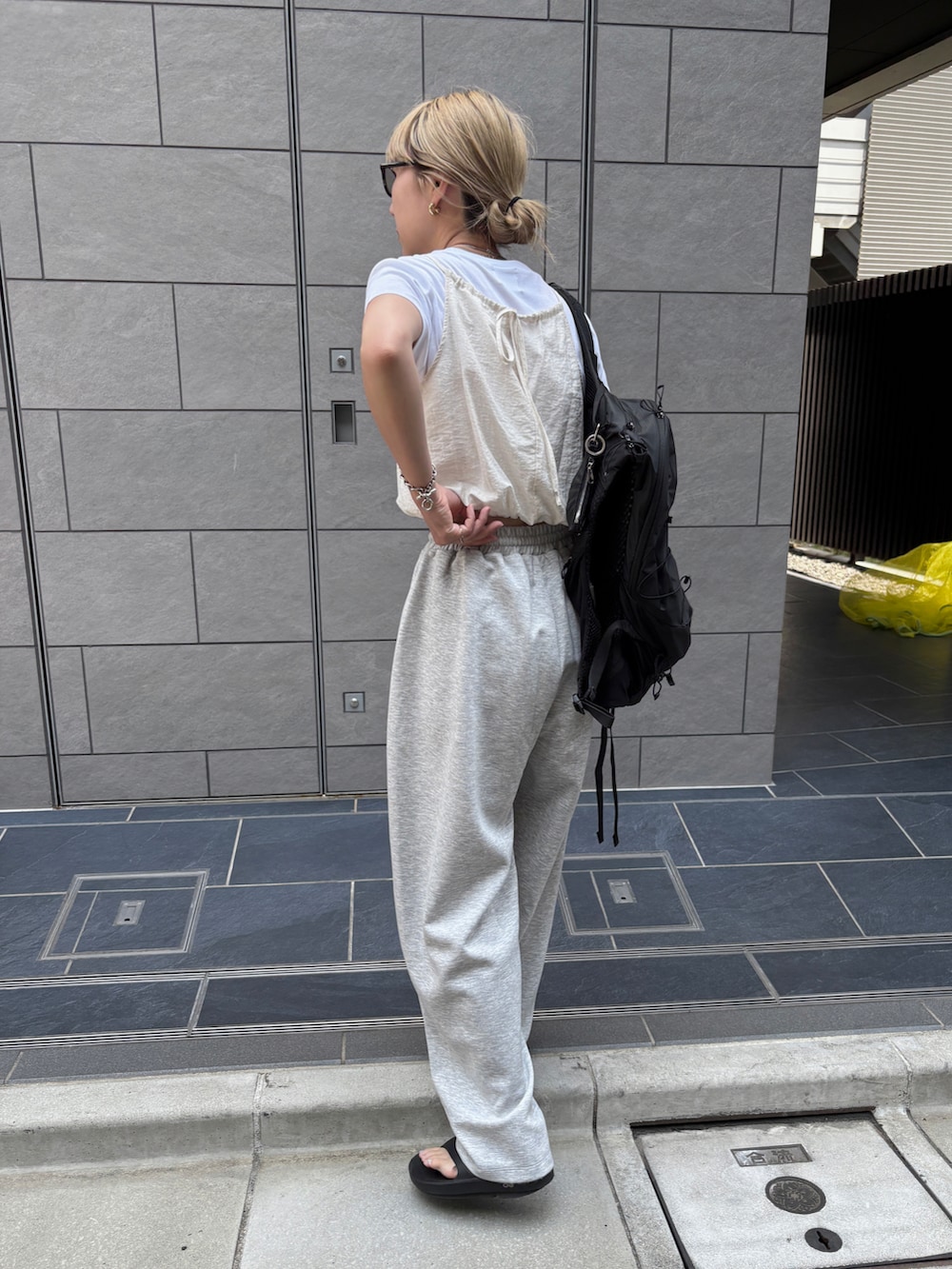 グレー系のその他パンツ、ホワイト系のTシャツ/カットソー、ホワイト系のシャツ/ブラウスを着用したレディースの夏コーディネートの2枚目の写真