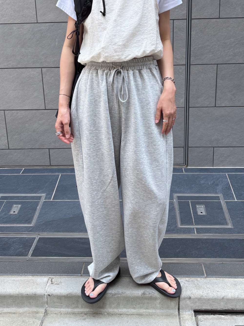 グレー系のその他パンツ、ホワイト系のTシャツ/カットソー、ホワイト系のシャツ/ブラウスを着用したレディースの夏コーディネートの3枚目の写真