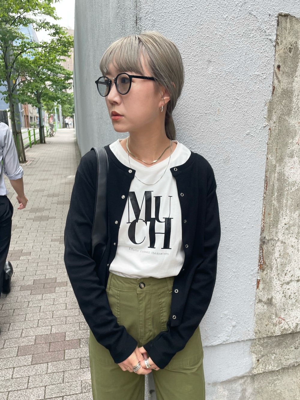 ホワイト系のTシャツ/カットソー、ブラック系のカーディガン/ボレロ、ブラック系のハンドバッグを着用したレディースの夏コーディネートの3枚目の写真