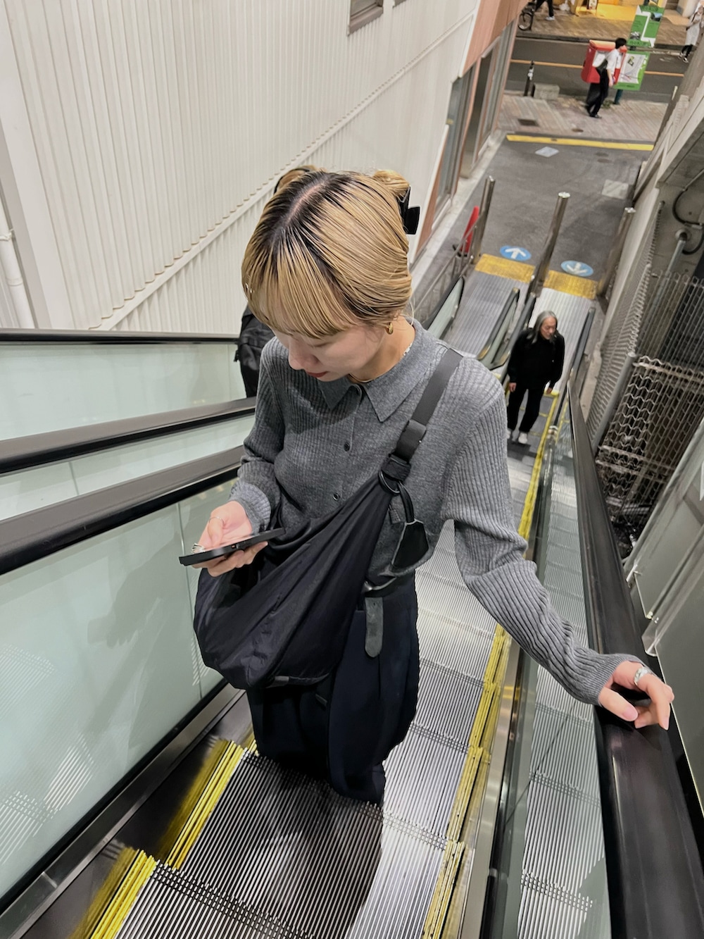 ブラック系のその他パンツ、グレー系のニット/セーター、ブラック系のショルダーバッグを着用したレディースの秋コーディネートの4枚目の写真