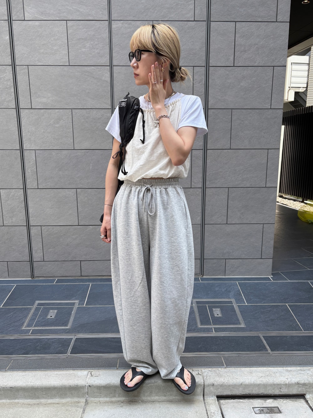 グレー系のその他パンツ、ホワイト系のTシャツ/カットソー、ホワイト系のシャツ/ブラウスを着用したレディースの夏コーディネートの5枚目の写真