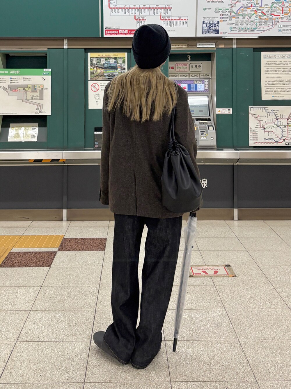 ブラウン系のテーラードジャケット、レッド系のTシャツ/カットソー、ブラック系のデニムパンツを着用したレディースの秋コーディネートの2枚目の写真