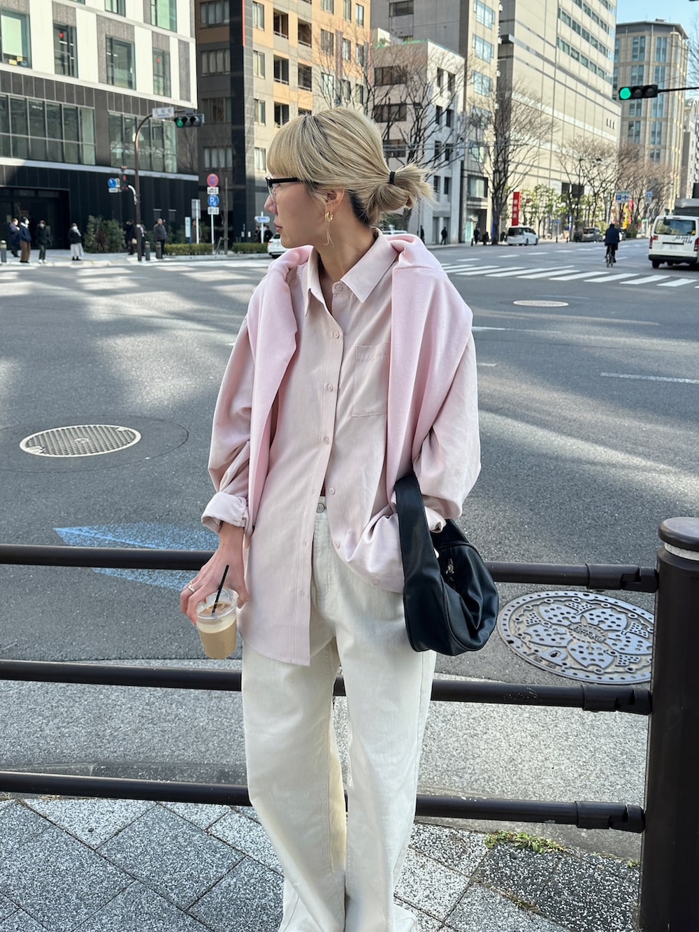 ピンク系のシャツ/ブラウス、ホワイト系のデニムパンツ、ピンク系のスウェットを着用したレディースの冬コーディネートの3枚目の写真