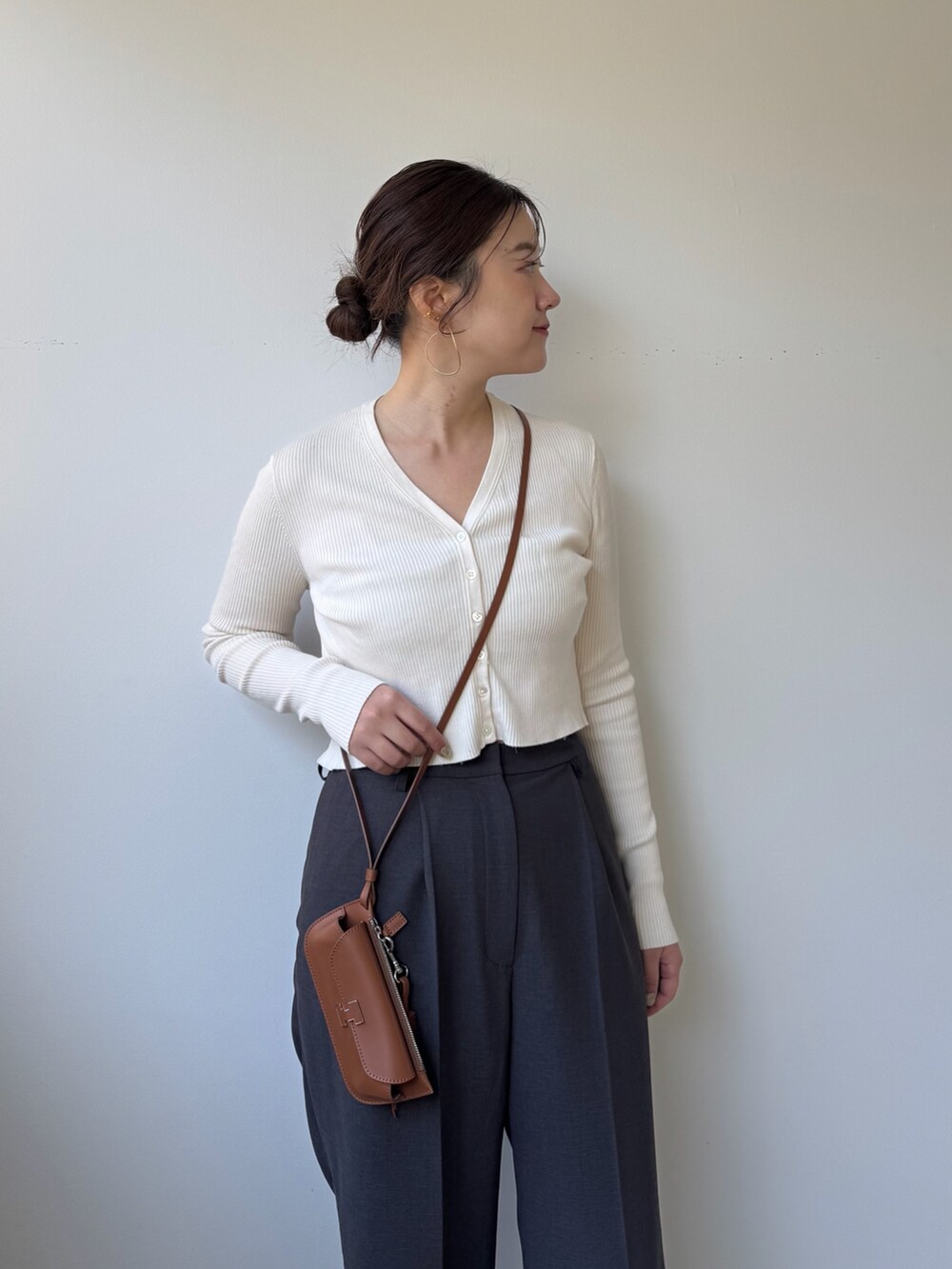 イエロー系のその他小物、イエロー系のキーホルダーを着用したレディースの冬コーディネートの2枚目の写真