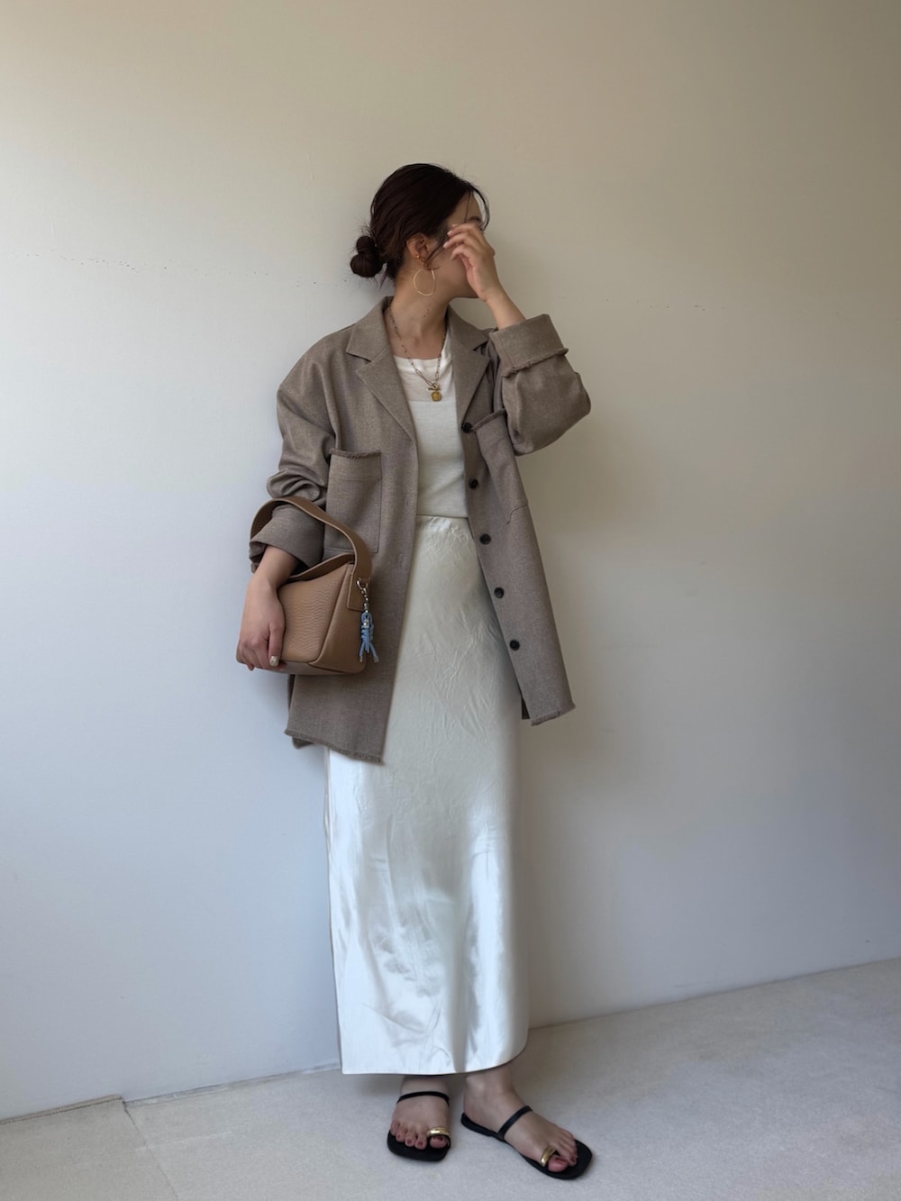 イエロー系のトートバッグ、ブルー系のキーホルダーを着用したレディースの冬コーディネートの2枚目の写真