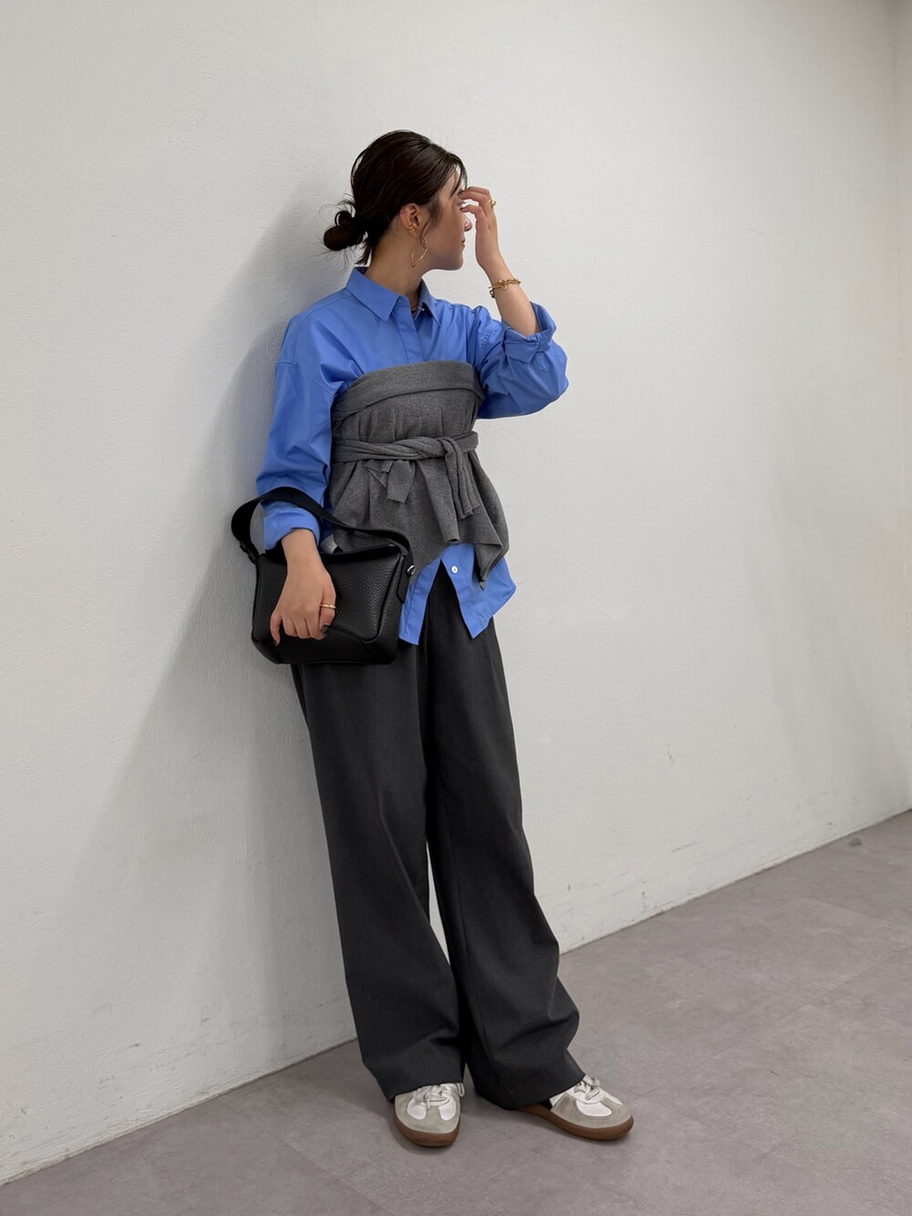 ブラック系のトートバッグを着用したレディースの春コーディネートの2枚目の写真