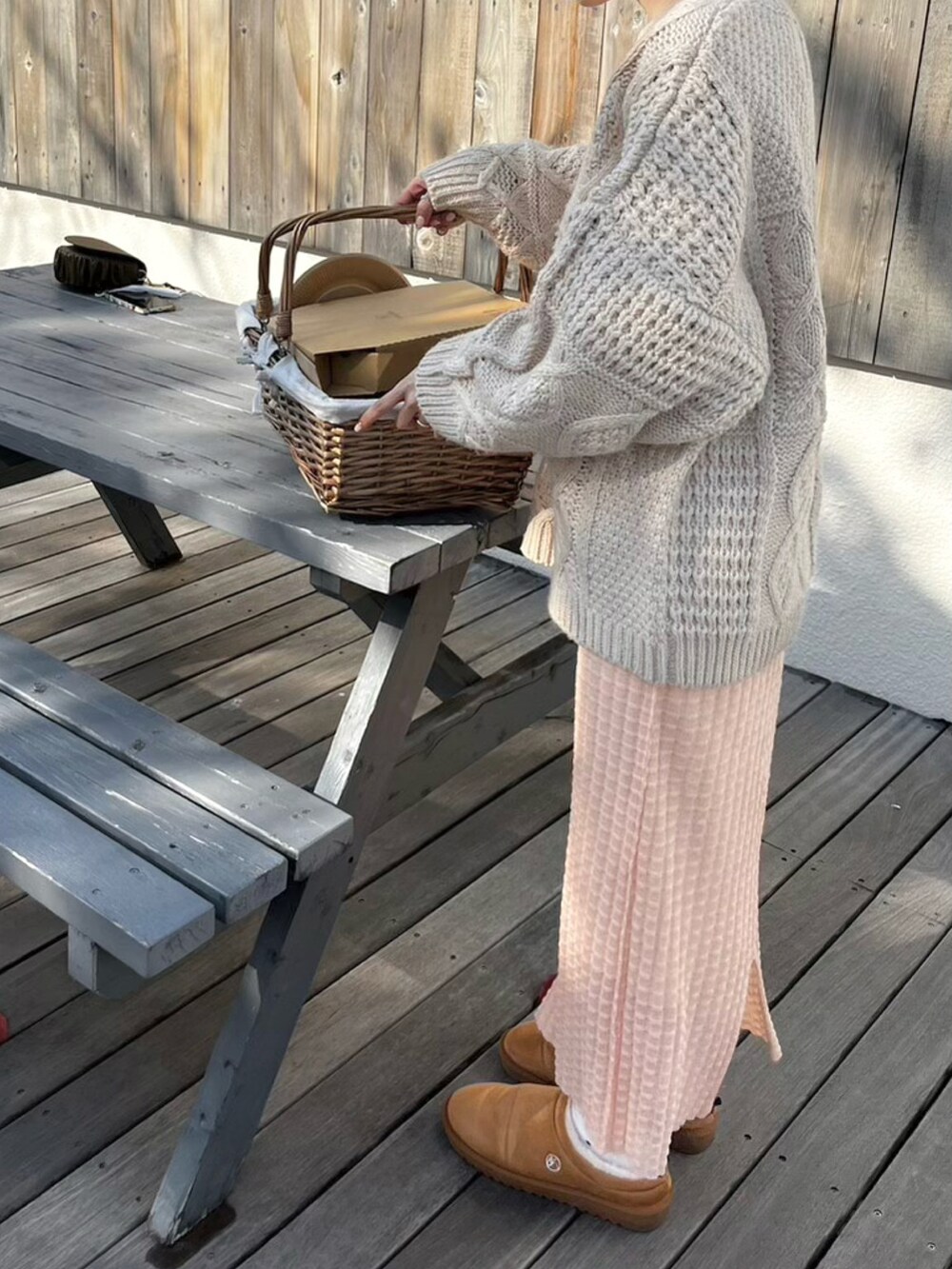 イエロー系のスリッポン、オレンジ系のスカート、ホワイト系のニット/セーターを着用したレディースの冬コーディネートの2枚目の写真