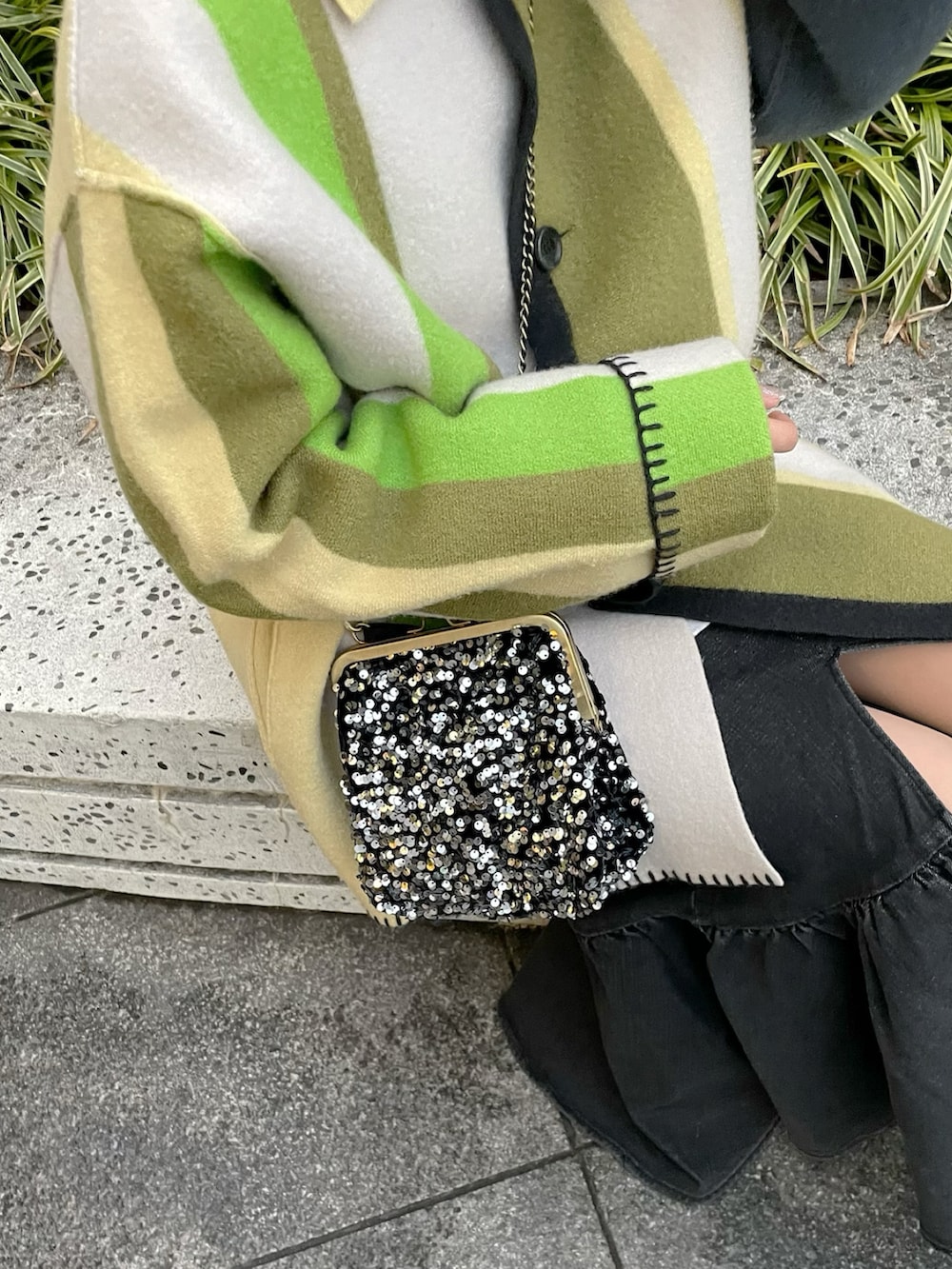 イエロー系のその他アウター、ブラック系のショルダーバッグ、ブラック系のデニムスカートを着用したレディースの冬コーディネートの3枚目の写真