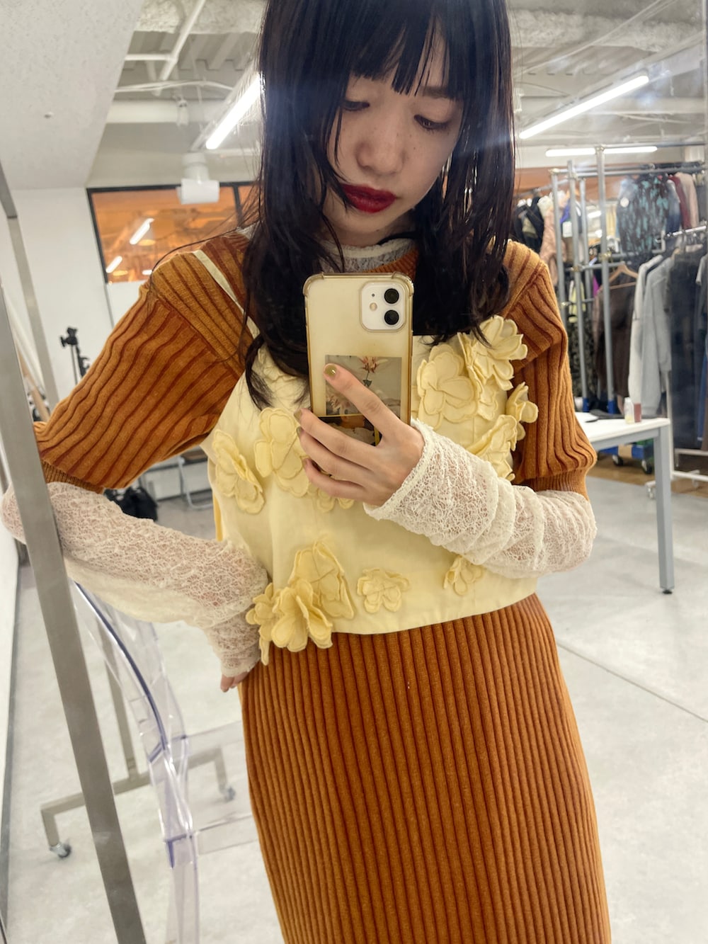 「ワンピース、レイヤードスタイル、ビスチェ、秋服準備はじめました、リブワンピース、秋コーデ、大人かわいい、低身長コーデ、Kastane、ootd、今日のコーデ、オレンジ」｜「Kastaneの【2024AW】フラワーモチーフキャミビスチェ（キャミソール、イエロー系）」を使った、aoiさん（レディース・149cm）の秋コーディネートの2枚目の写真