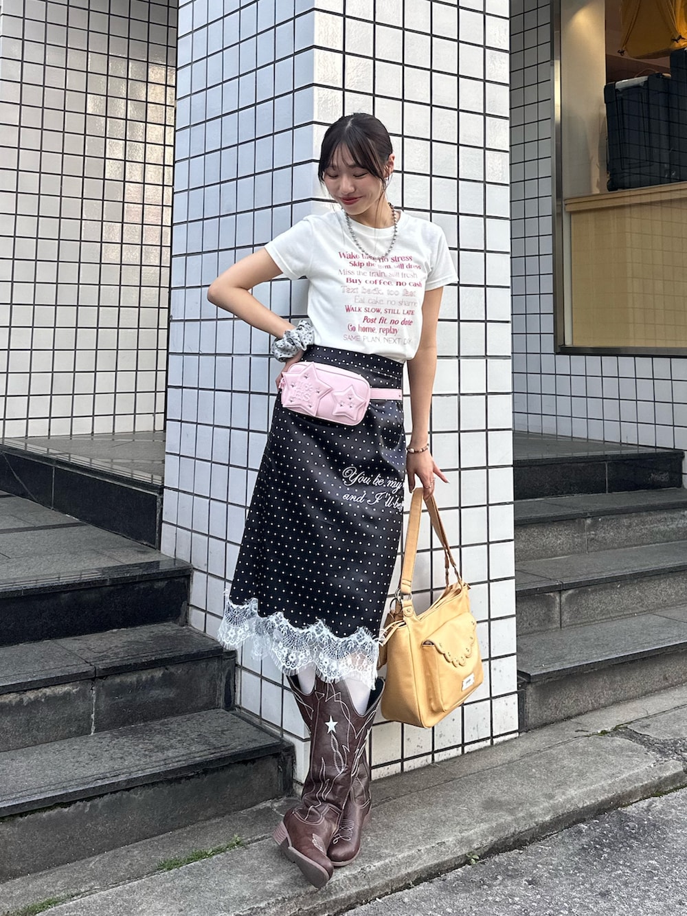ホワイト系のTシャツ/カットソーを着用したレディースの春コーディネートの2枚目の写真