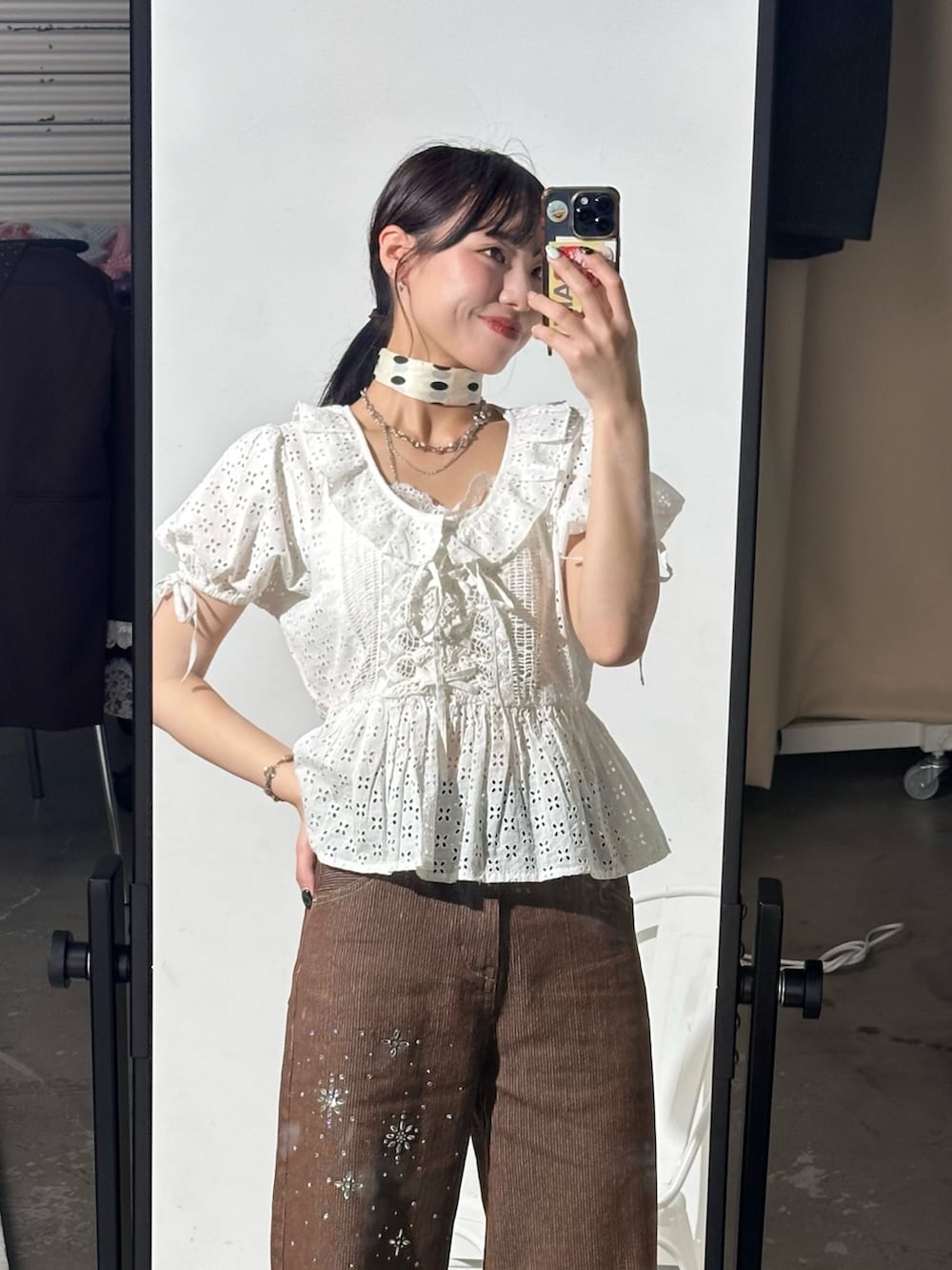 ホワイト系のシャツ/ブラウスを着用したレディースの春コーディネートの2枚目の写真