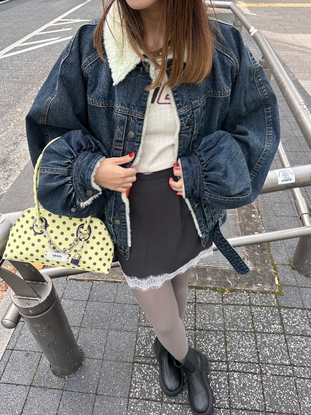 ブルー系のデニムジャケット、ホワイト系のTシャツ/カットソーを着用したレディースの秋コーディネートの3枚目の写真