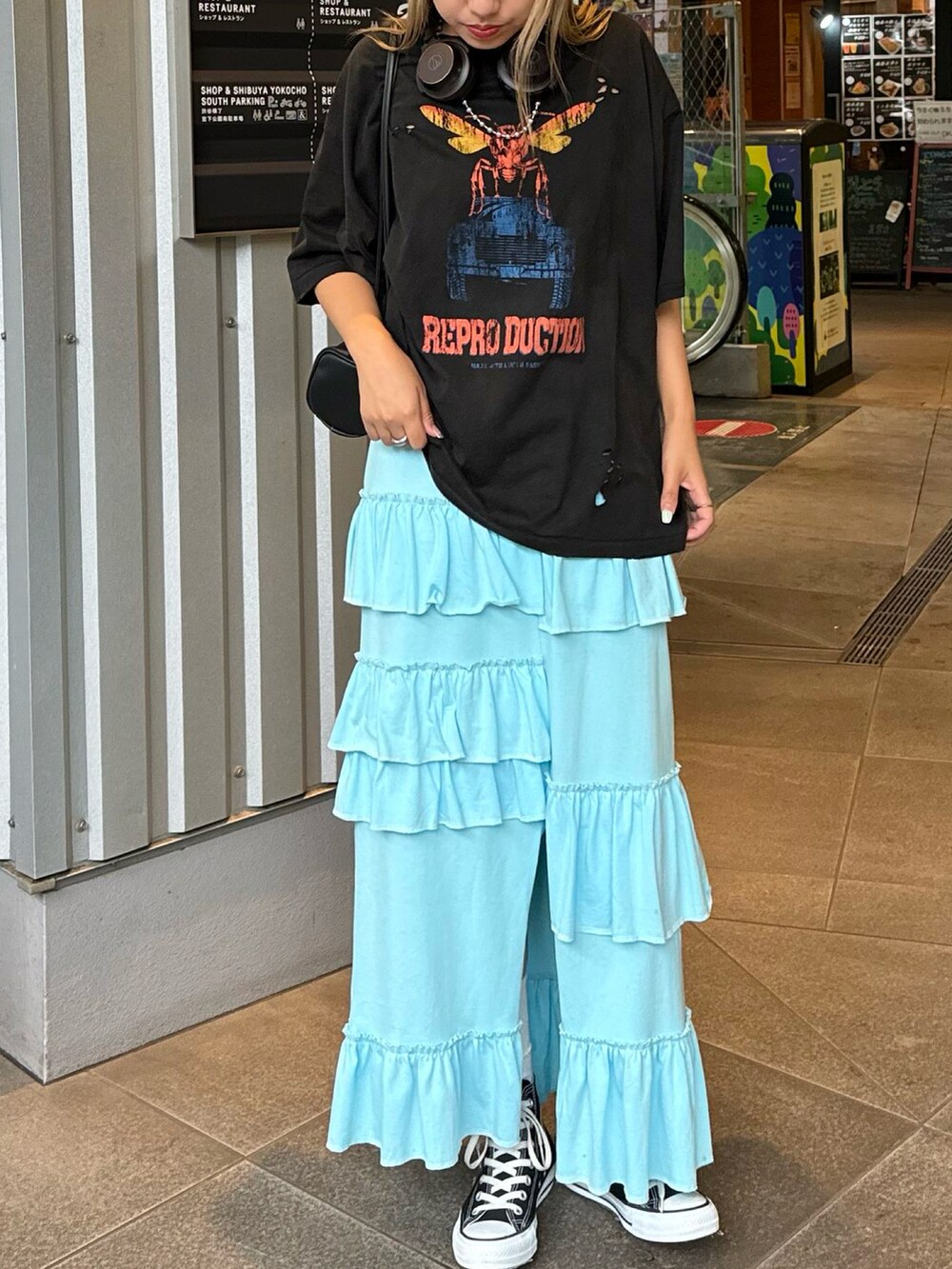 ブルー系のスカートを着用したレディースの夏コーディネートの2枚目の写真