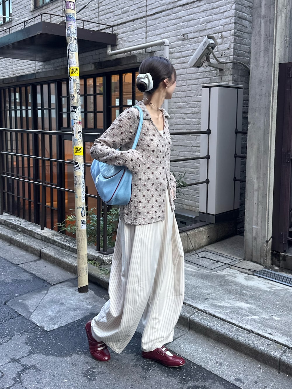 ホワイト系のシャツ/ブラウスを着用したレディースの春コーディネートの2枚目の写真