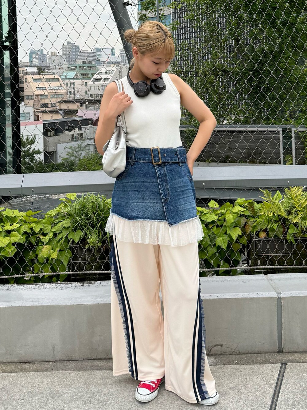 ホワイト系のその他パンツを着用したレディースの夏コーディネートの2枚目の写真