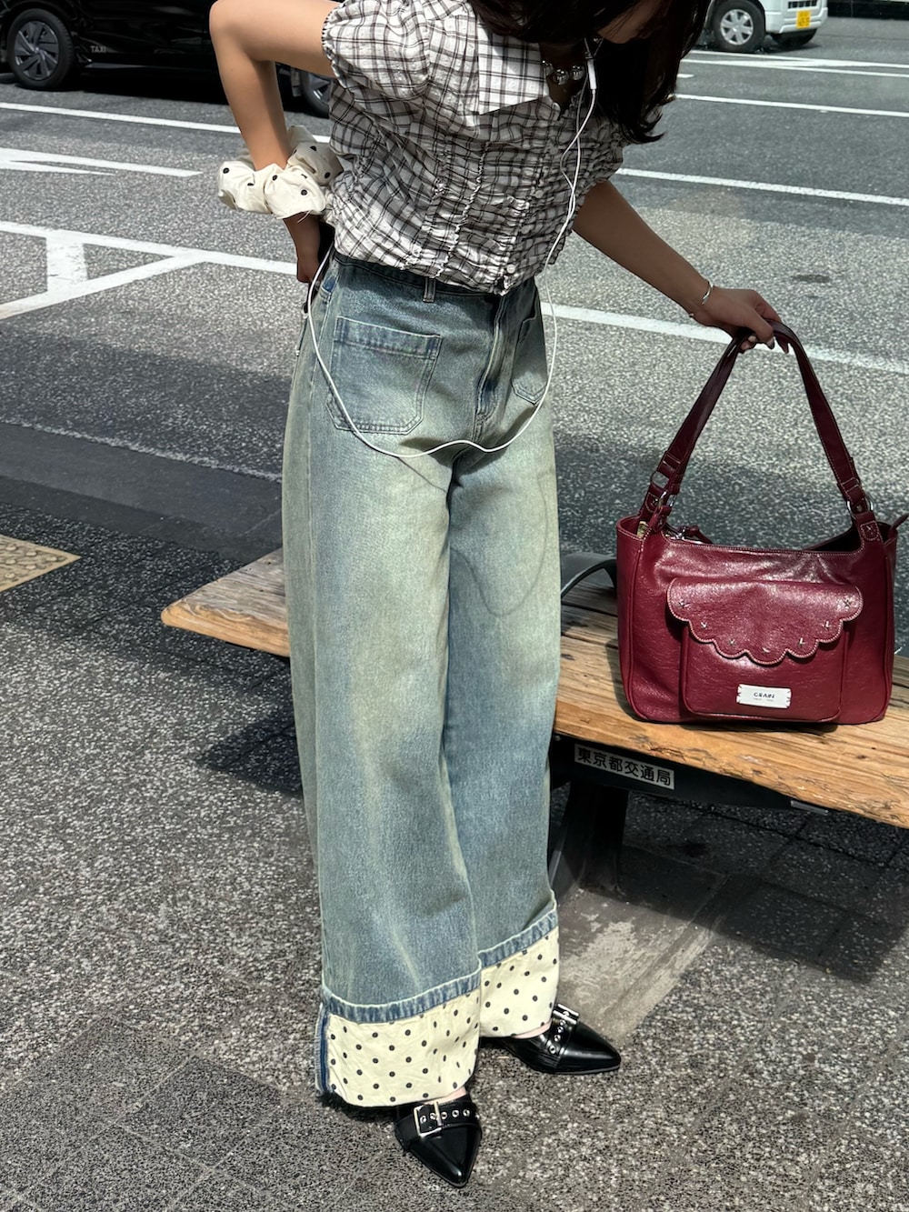 ブルー系のデニムパンツを着用したレディースの夏コーディネートの2枚目の写真